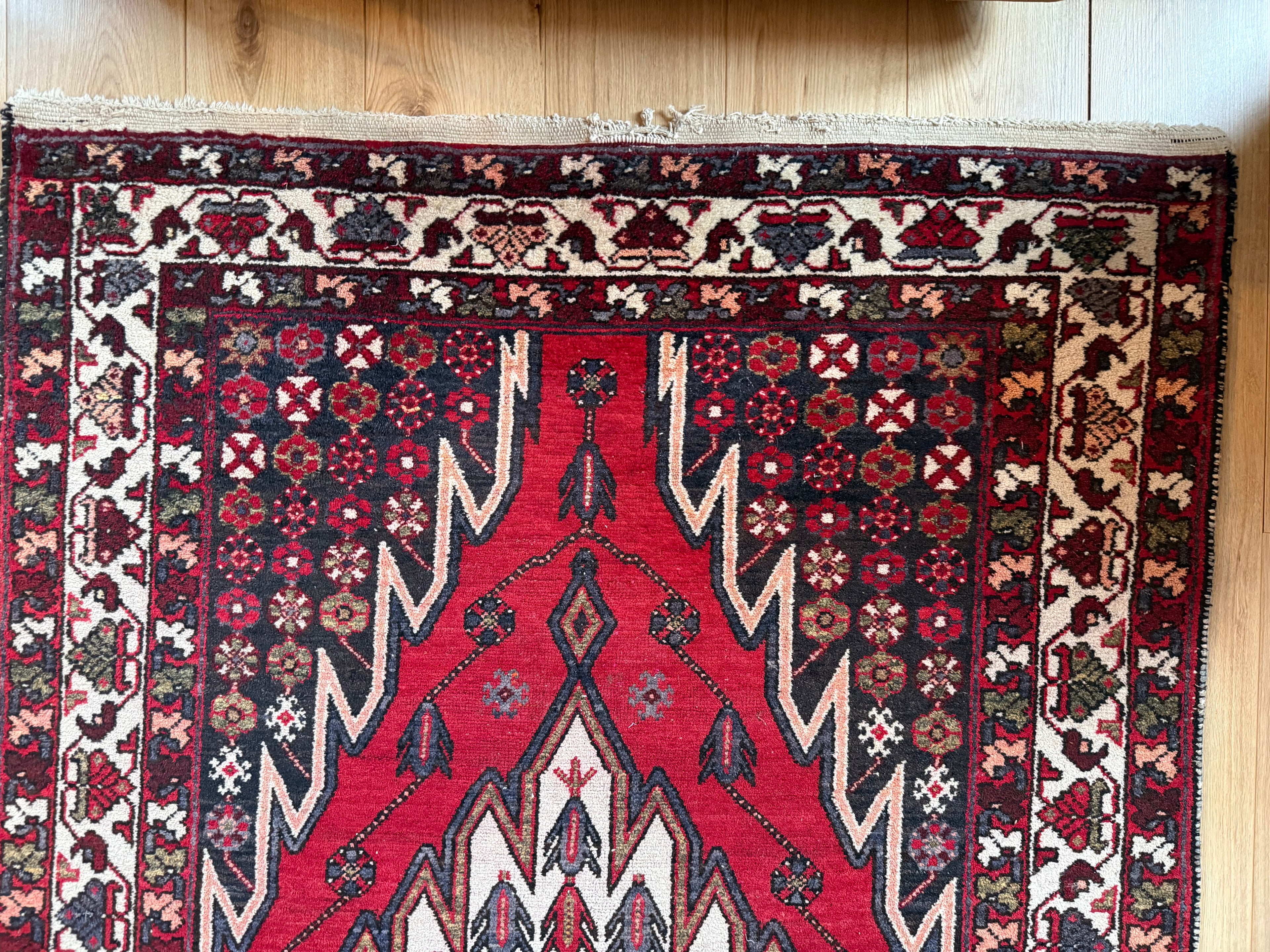 Vintage handgeknoopt tapijt met grafisch medaillon – 209 × 134 cm