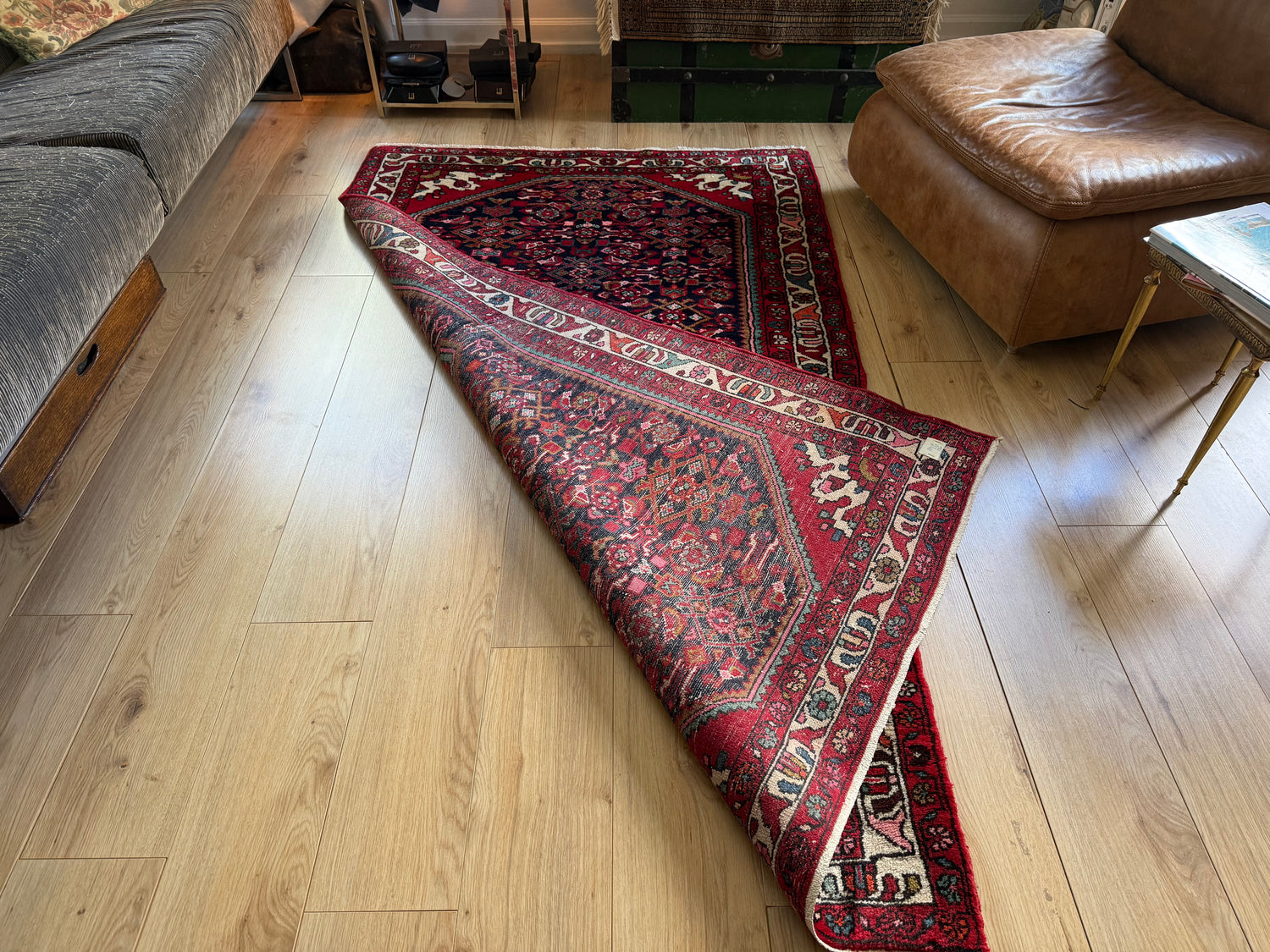 Vintage handgeknoopt wollen tapijt met medaillon – rood en donkerblauw – 217 × 130 cm