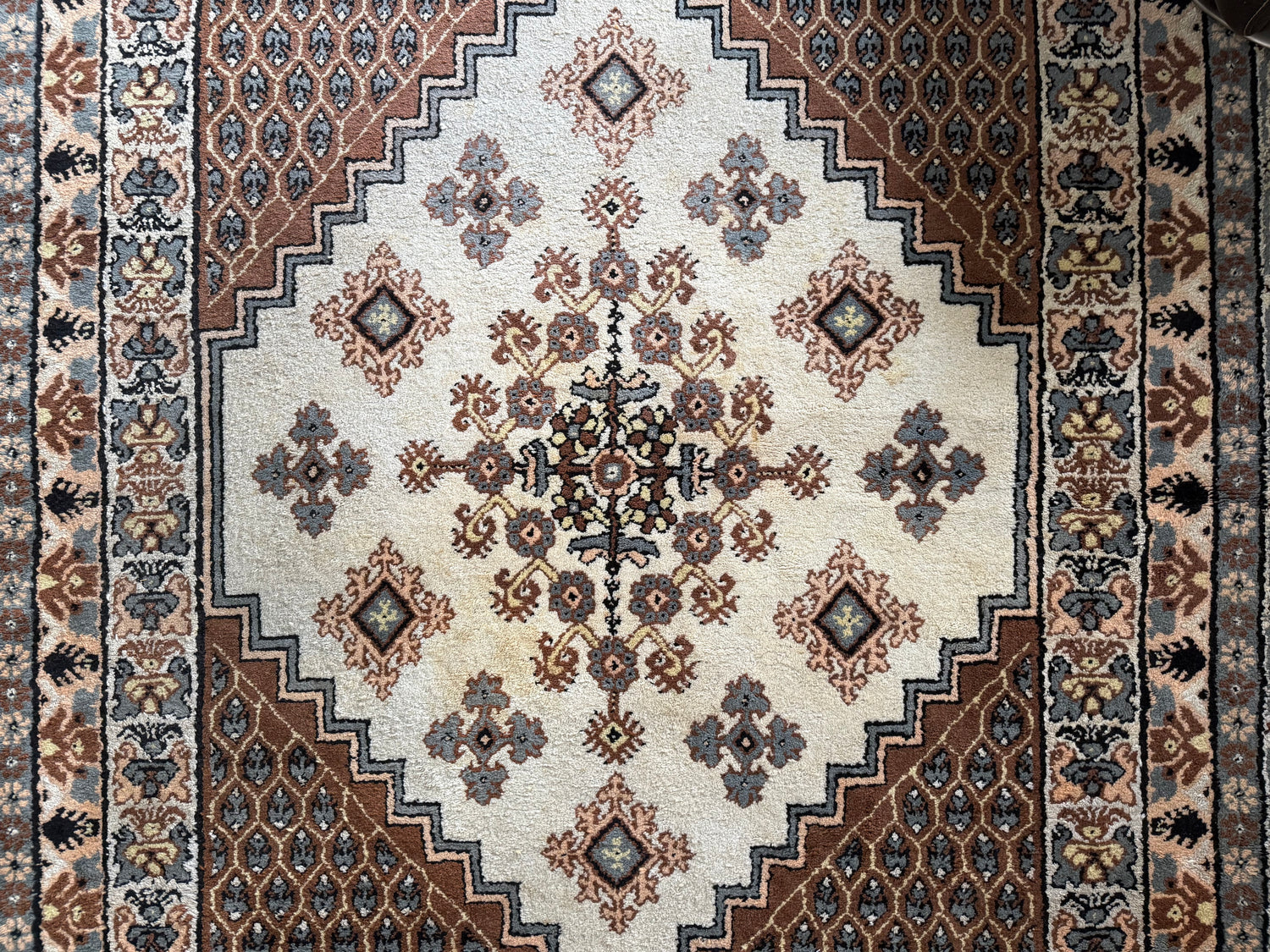 Handgeknoopt oosters tapijt – ca. 352 × 247 cm (lichten verkleuringen middenstuk)