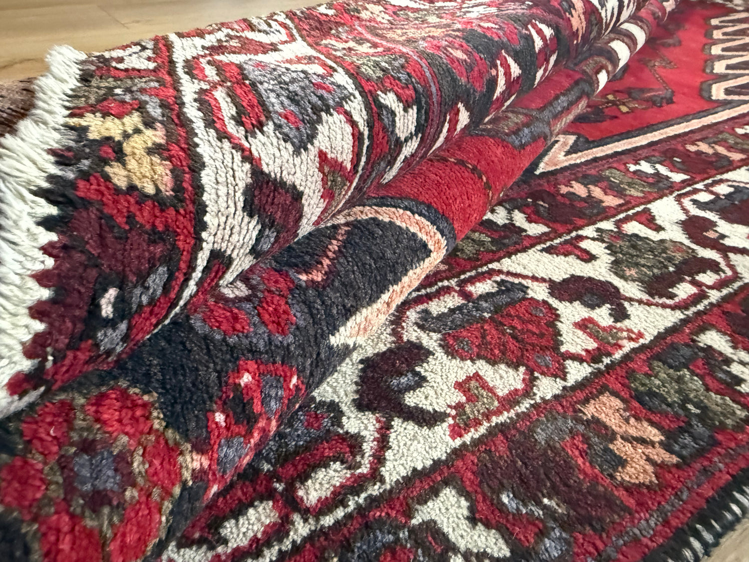 Vintage handgeknoopt tapijt met grafisch medaillon – 209 × 134 cm