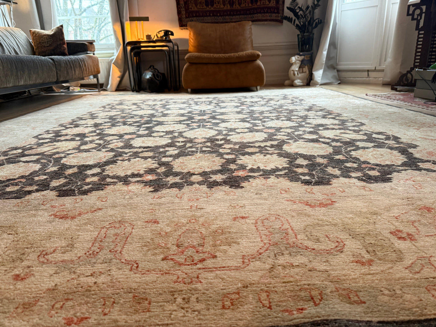 Handgeknoopt Ziegler tapijt, rustig, verfijnd en tijdloos. Ca. 308 × 249 cm