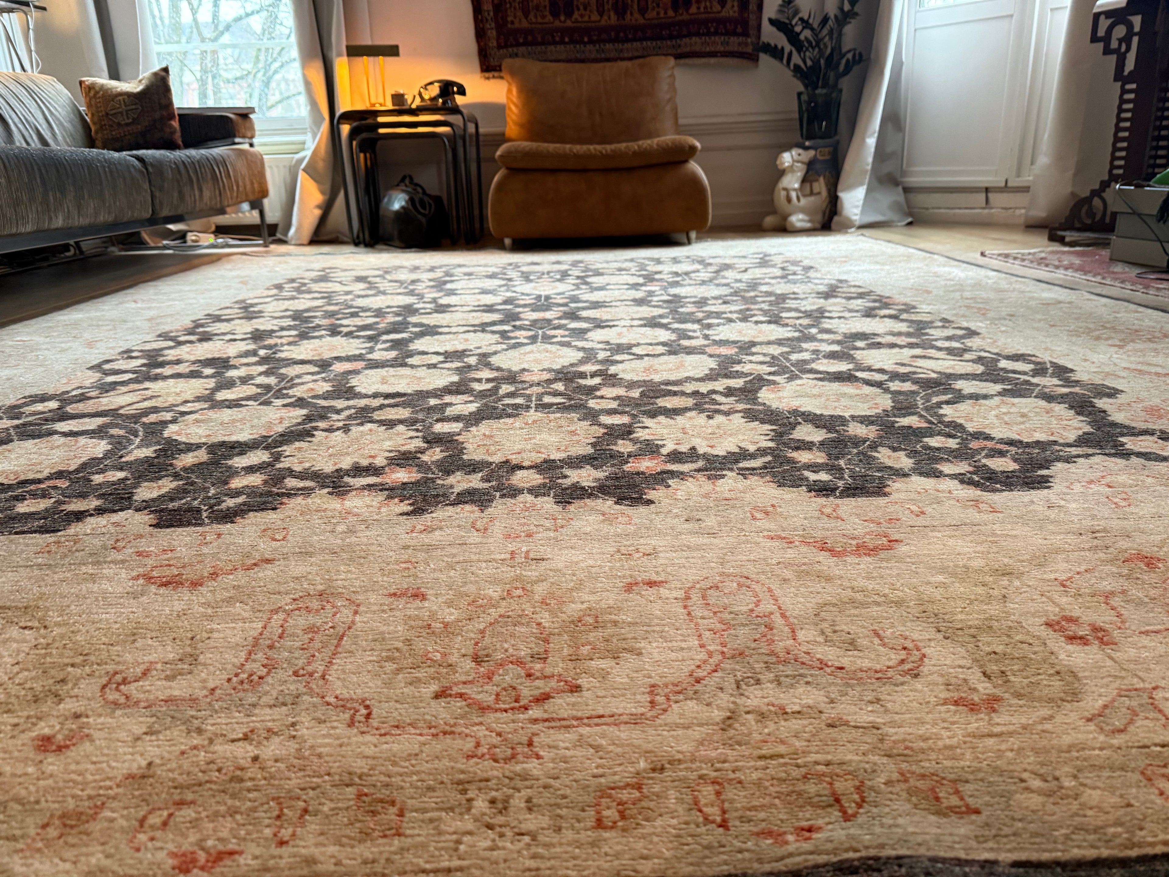 Handgeknoopt Ziegler tapijt, rustig, verfijnd en tijdloos. Ca. 308 × 249 cm