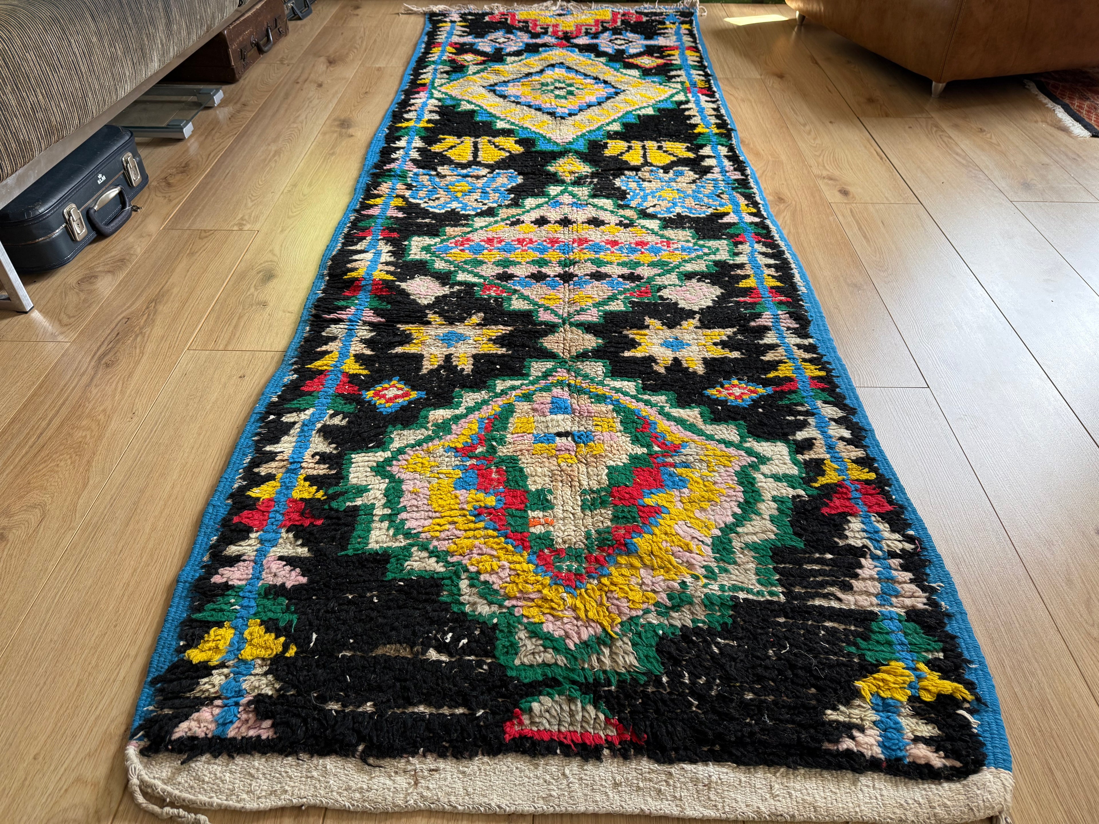 Handgeknoopt vintage tapijt Boucherouite loper uit Marokko– ca. 277 × 88 cm