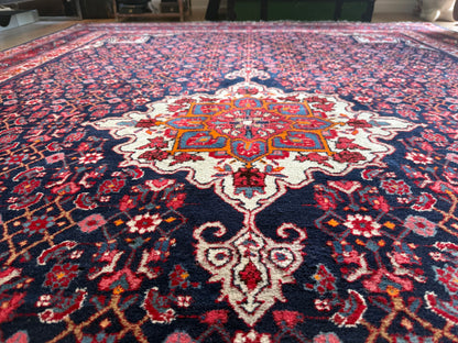 Groot handgeknoopt vintage tapijt – donkerblauw veld met medaillon – 305 × 209 cm