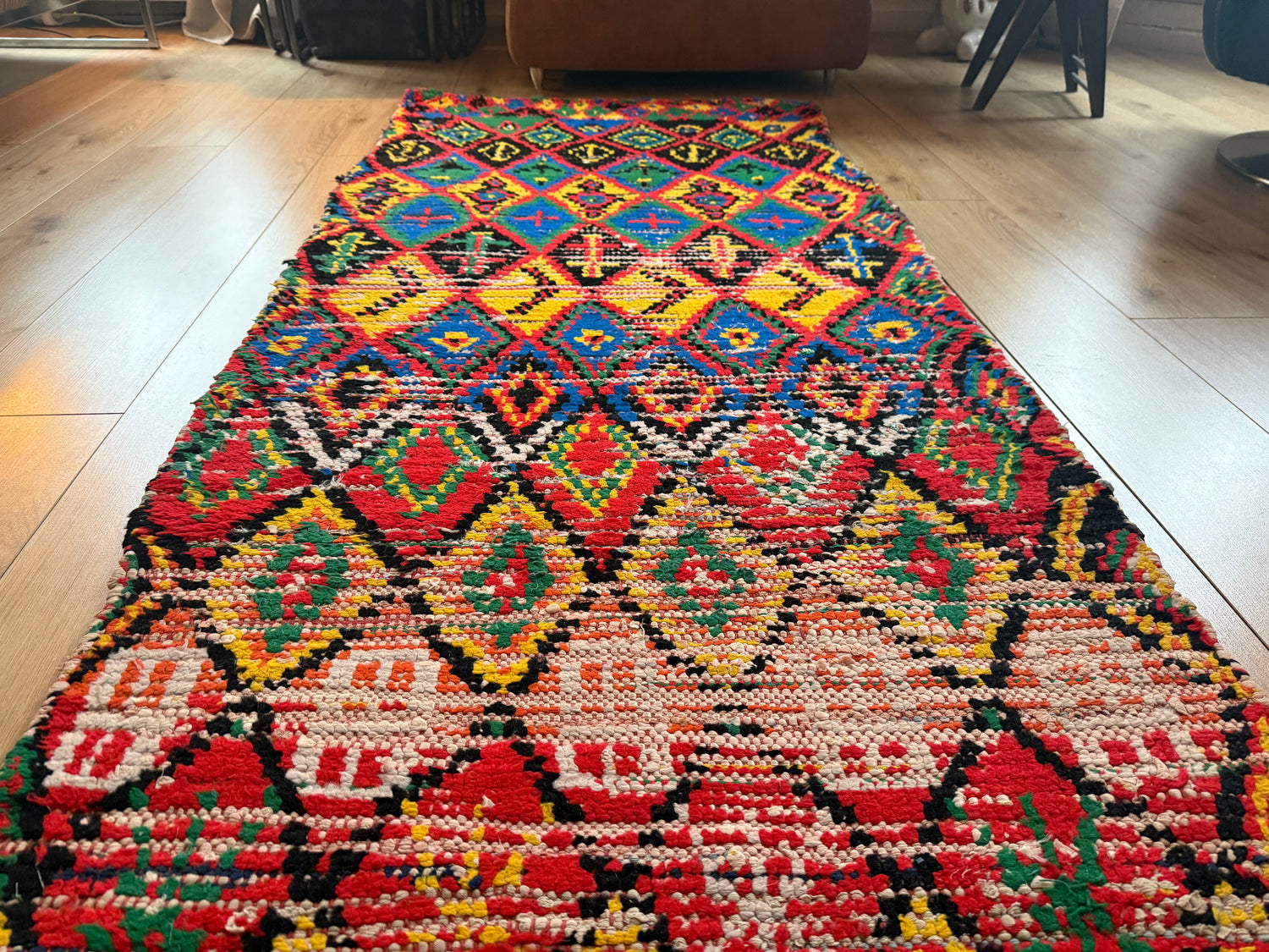 Vintage Marokkaanse loper 326 × 86 cm – kleurrijk &amp; grafisch