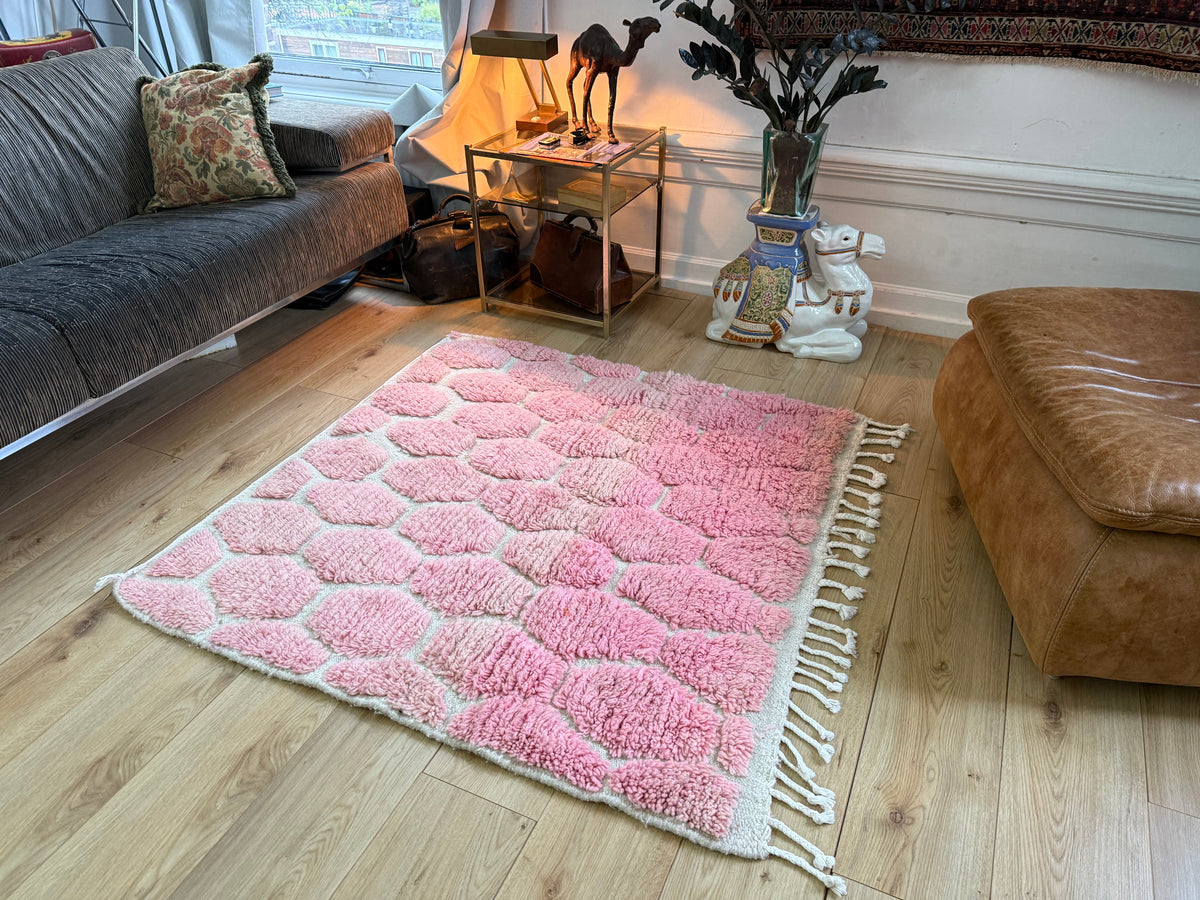 Marokkaans tapijt roze &amp; crème met reliëf – 132 × 122 cm