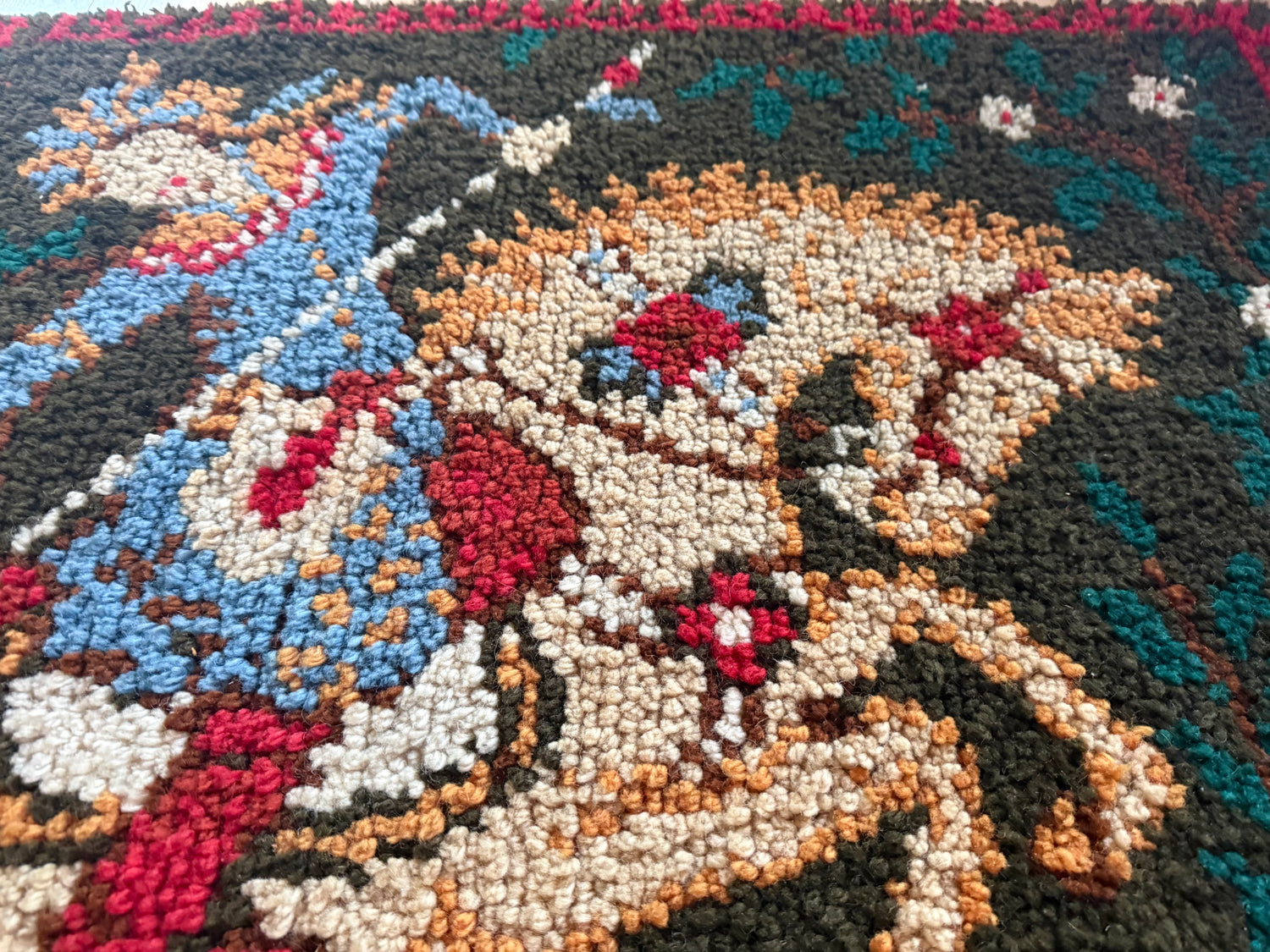 Tapete ou tapeçaria francesa vintage de parede ou chão com cavaleiro e cavalos (design Phildar, c. anos 70)