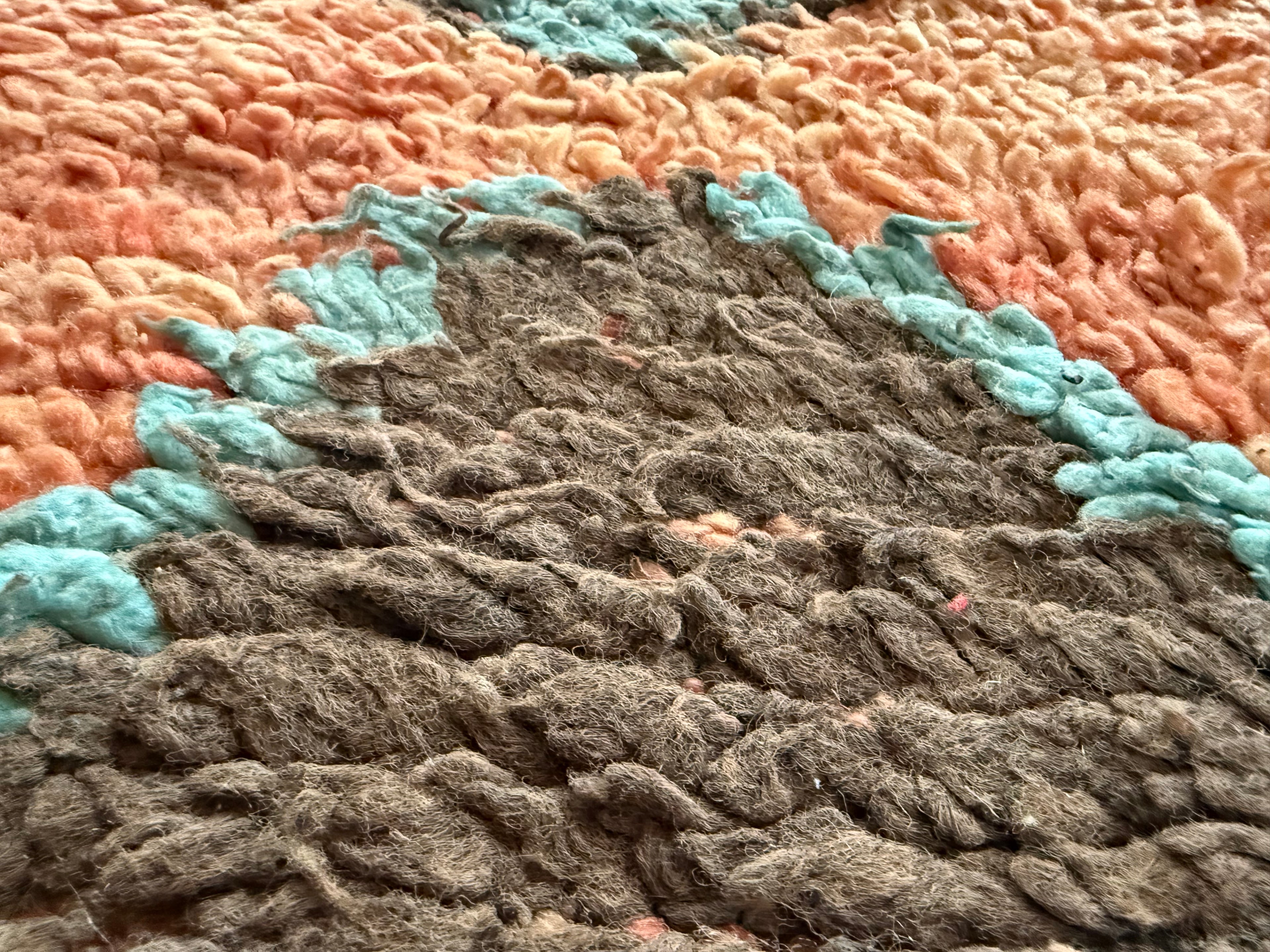 Tapete marroquino vintage Boucherouite – 355 × 178 cm – design gráfico de losangos em salmão, turquesa e preto