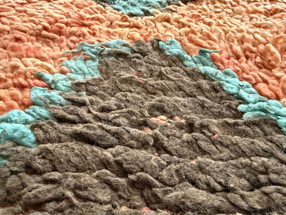 Tapete marroquino vintage Boucherouite – 355 × 178 cm – design gráfico de losangos em salmão, turquesa e preto