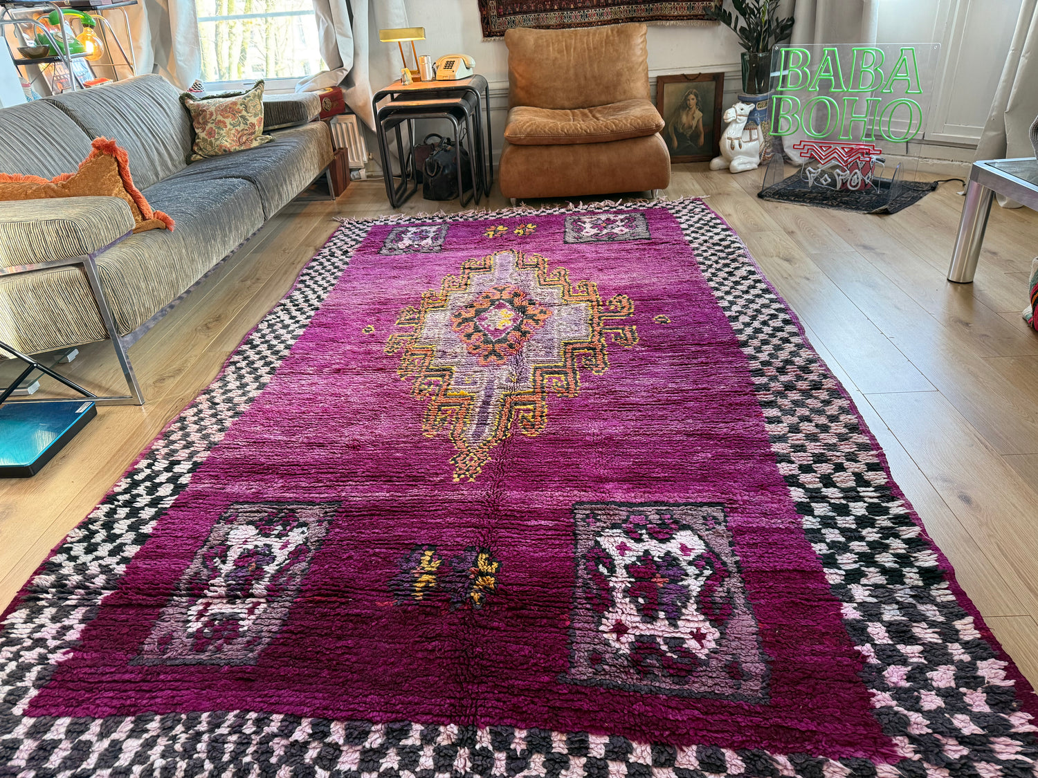 Warm Magenta Vintage Berber Tapijt – 320 × 183 cm – Dikke Wol &amp; Checkerboard Rand