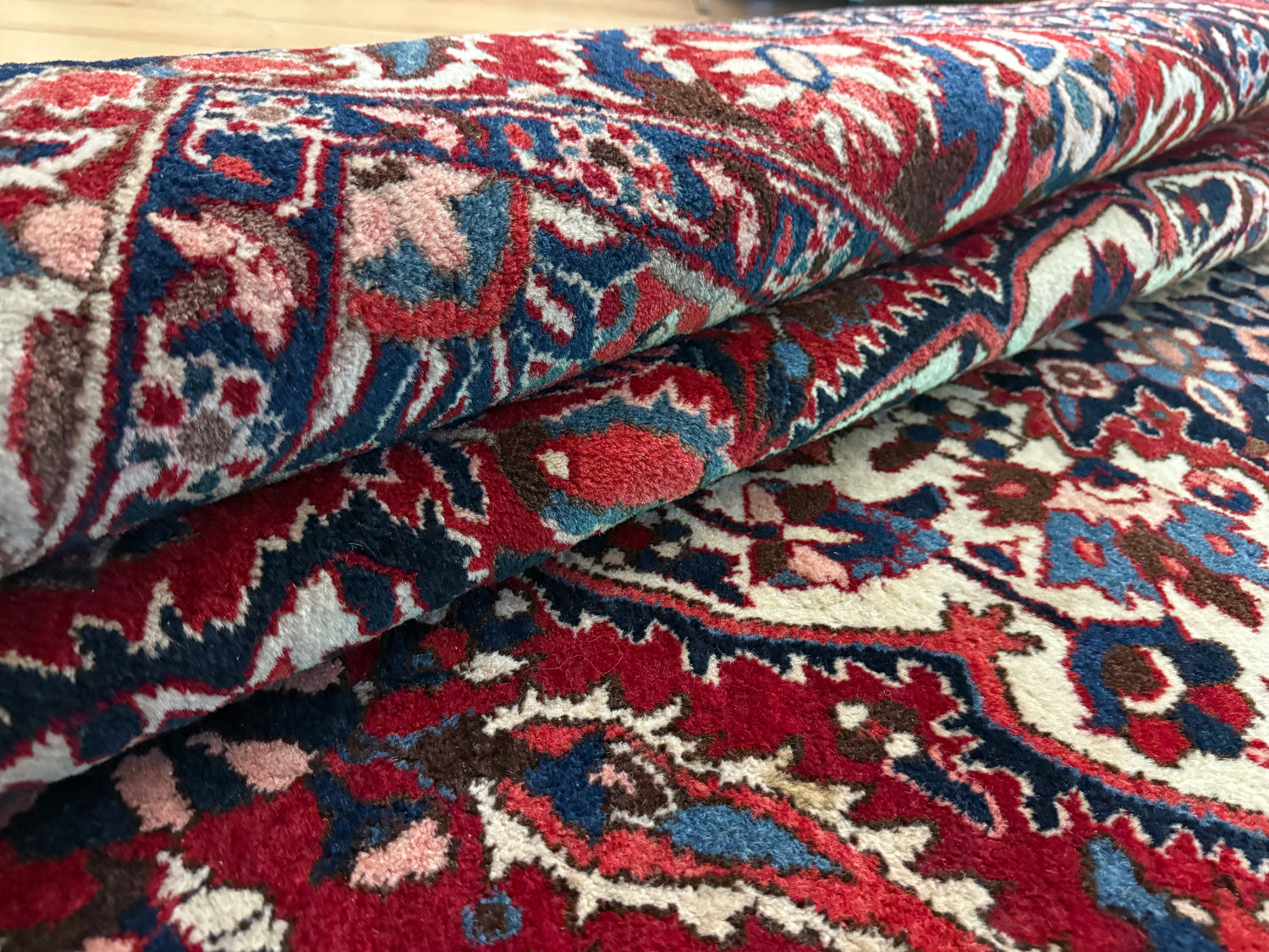 Vintage handgeknoopt tapijt 320 × 220 cm – klassiek rood met ivoor en donkerblauw