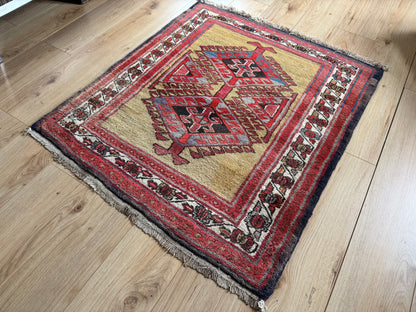 Tapete vintage anatoliano – medalhão geométrico em campo amarelo ocre quente (127 × 104 cm)