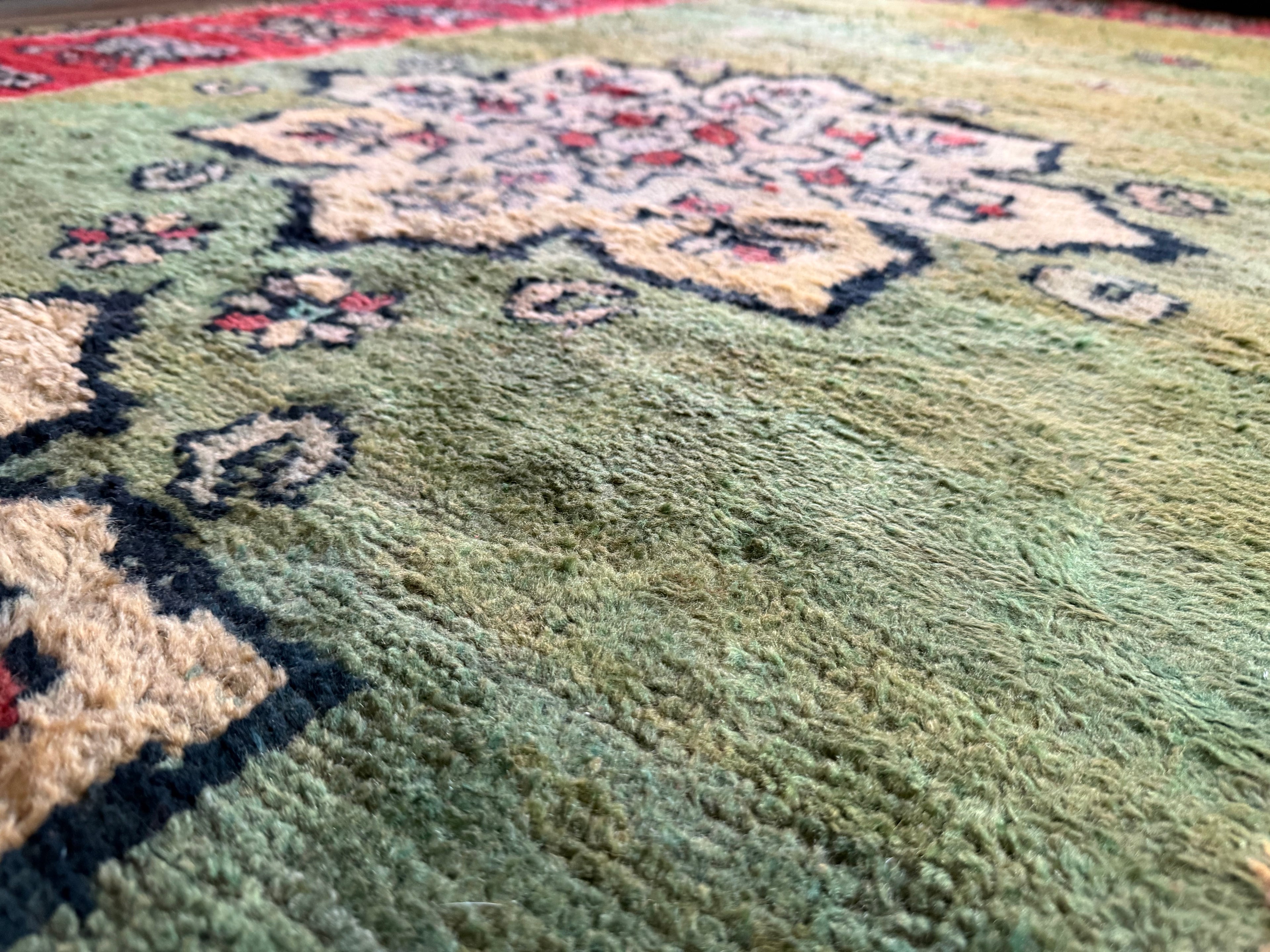 Vintage Marokkaans tapijt met zeldzaam groen veld – handgeknoopt wol (362 × 172 cm)