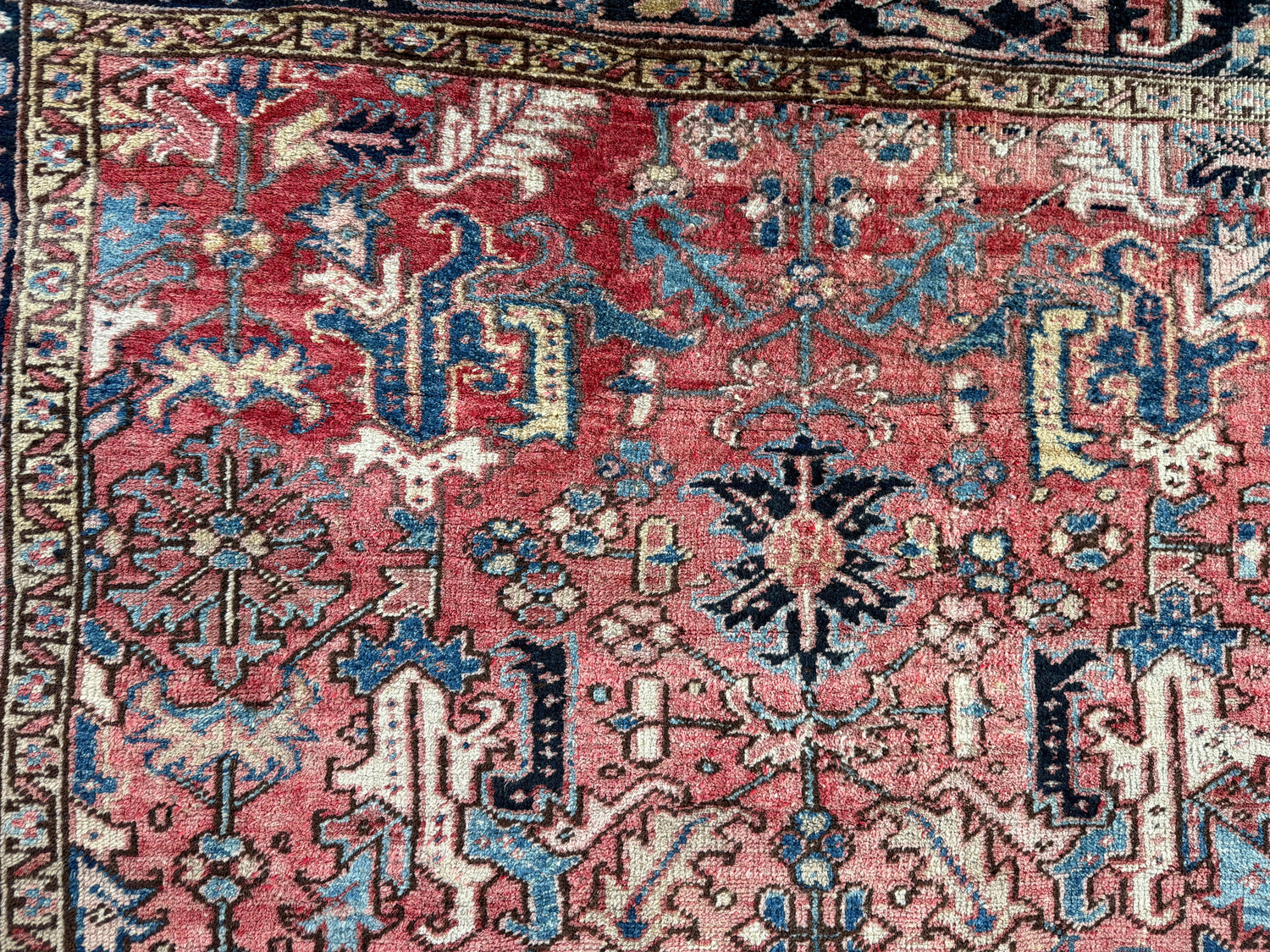 Vintage handgeknoopt tapijt in Heriz-stijl – ca. 290 × 212 cm gemaakt ca. 1940-1950