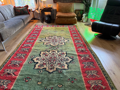 Vintage Marokkaans tapijt met zeldzaam groen veld – handgeknoopt wol (362 × 172 cm)
