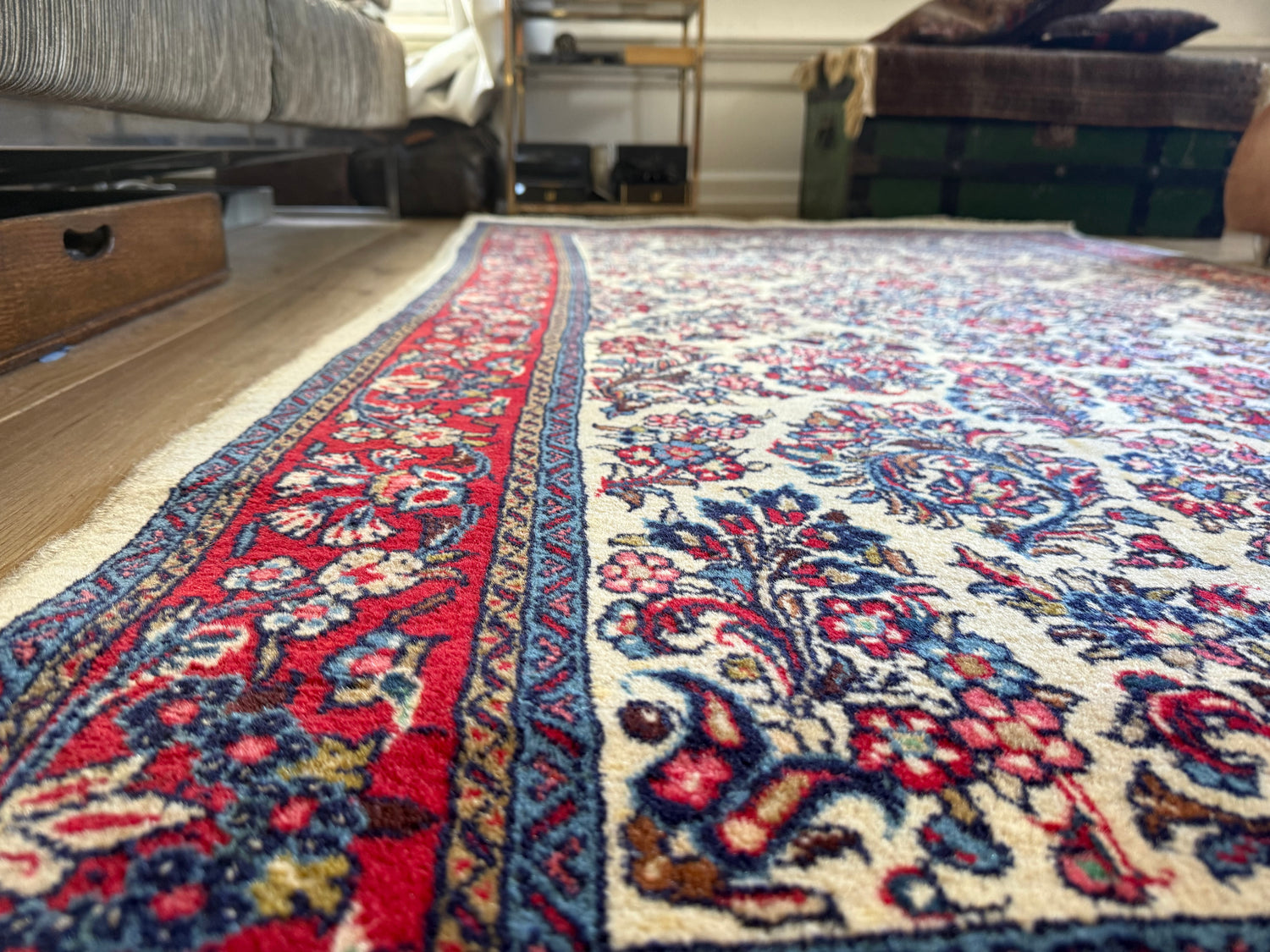 Vintage handgeknoopt klassiek tapijt met ivoor veld en florale patronen – 218 × 131 cm