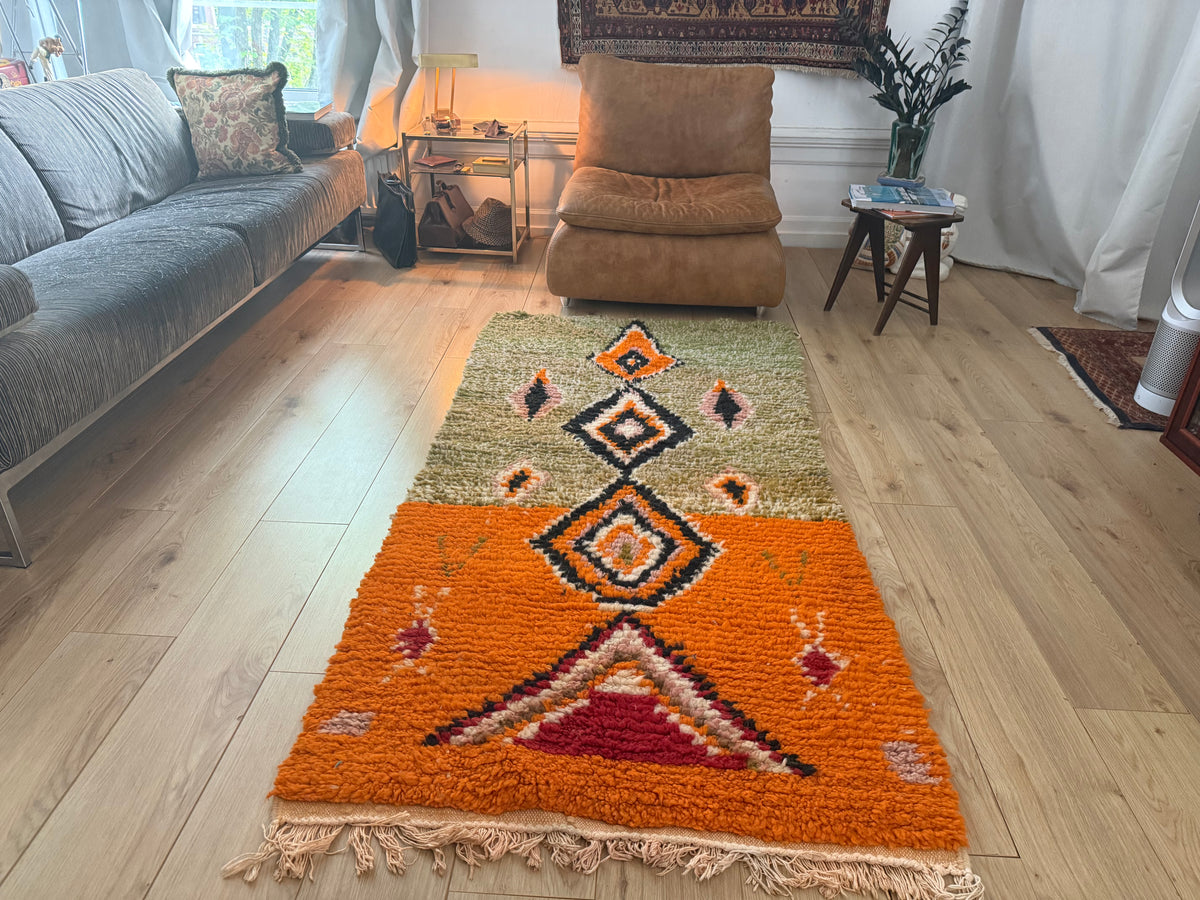 Vintage Marokkaans Berbertapijt in Oranje en Olijfgroen – 210 × 101 cm