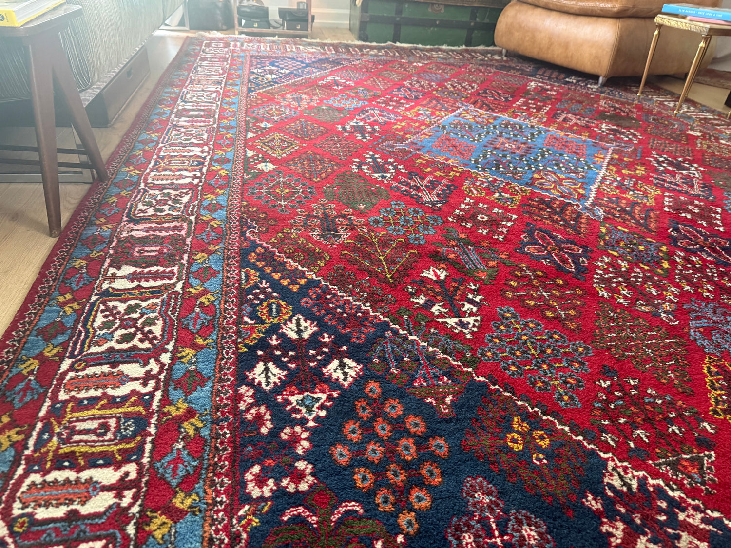 Groot vintage tribaal tapijt 355 × 241 cm – rood veld met blauw medaillon