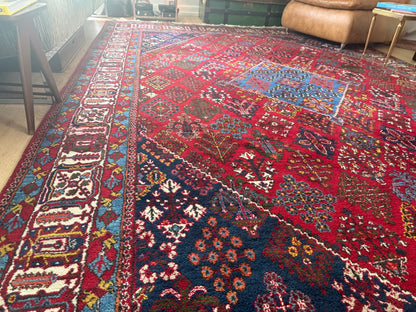 Groot vintage tribaal tapijt 355 × 241 cm – rood veld met blauw medaillon