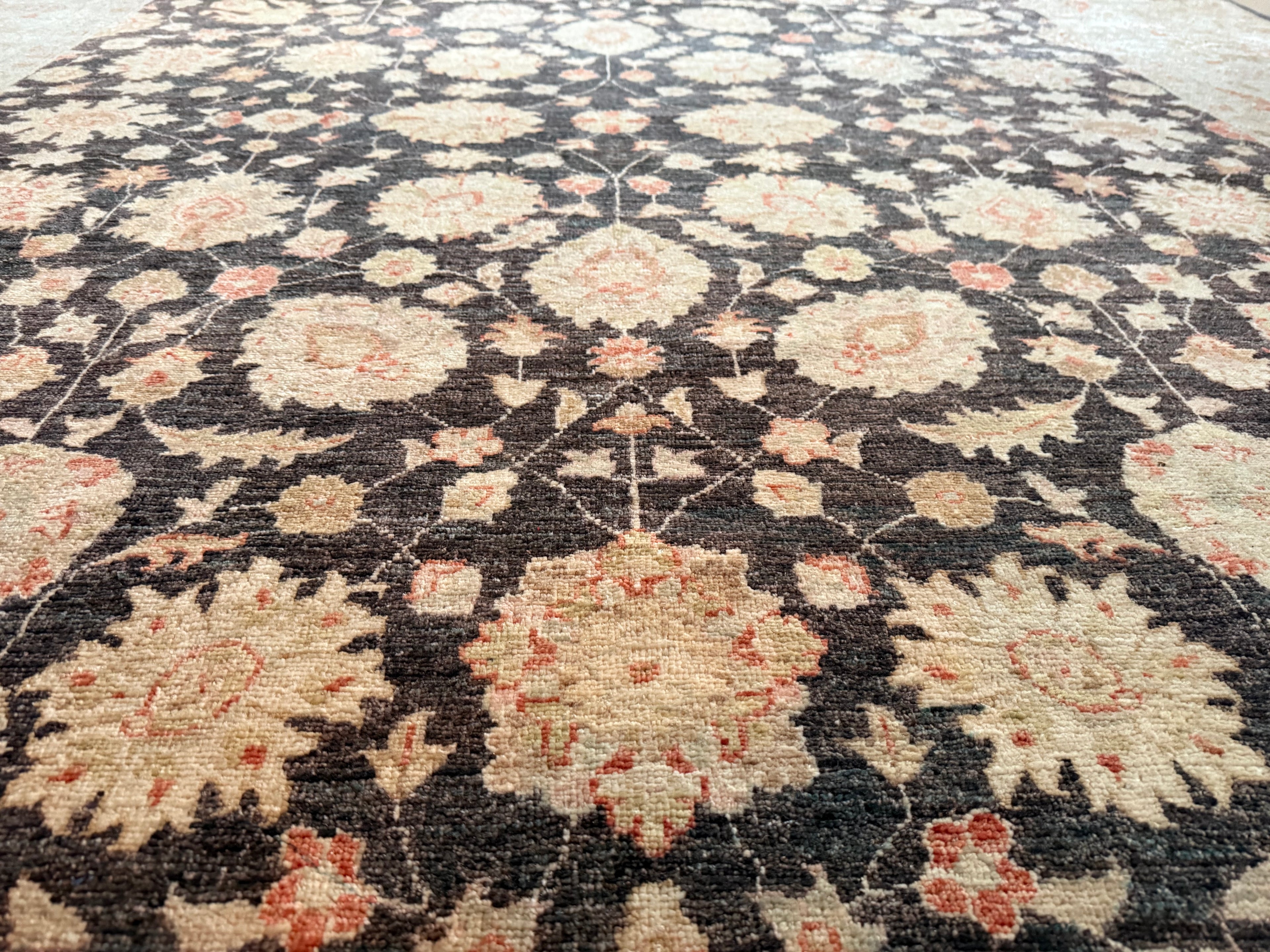 Handgeknoopt Ziegler tapijt, rustig, verfijnd en tijdloos. Ca. 308 × 249 cm