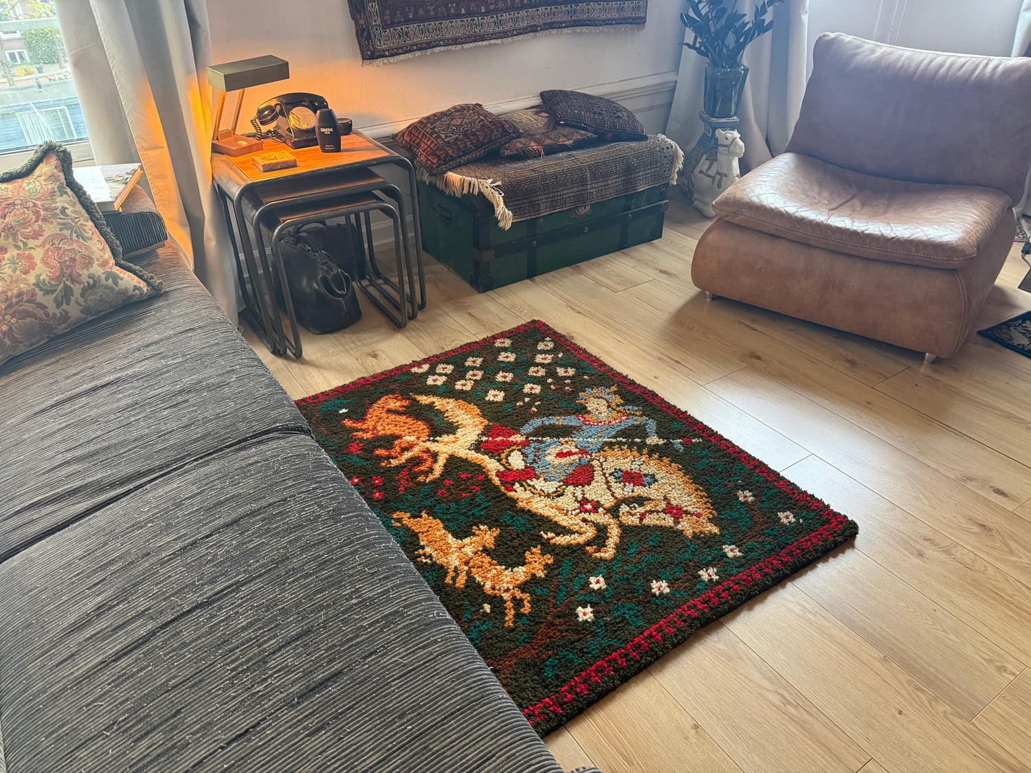 Tapete ou tapeçaria francesa vintage de parede ou chão com cavaleiro e cavalos (design Phildar, c. anos 70)