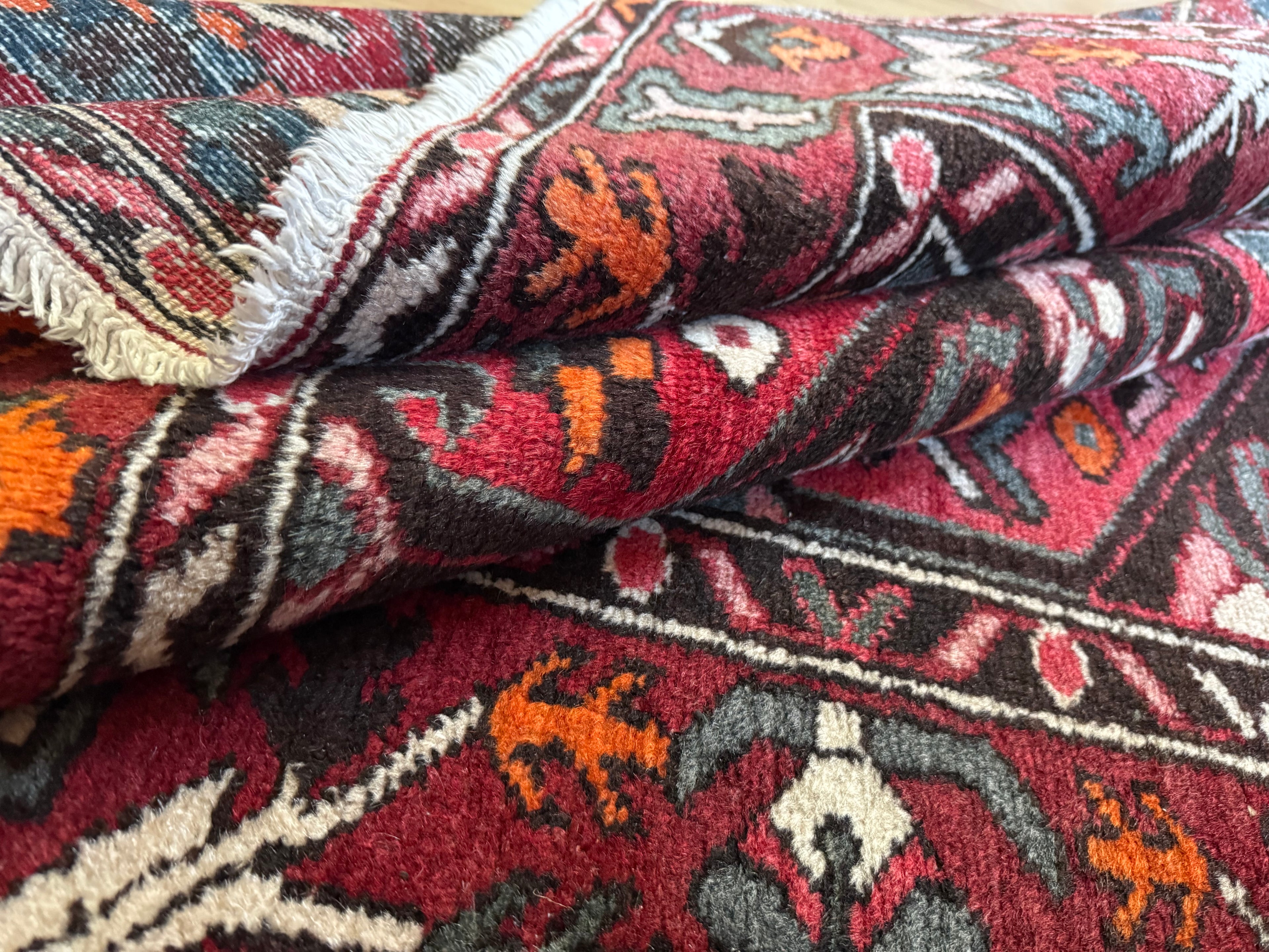 Tapete vintage nó à mão – vermelho gráfico com composição serena (221 × 165 cm)