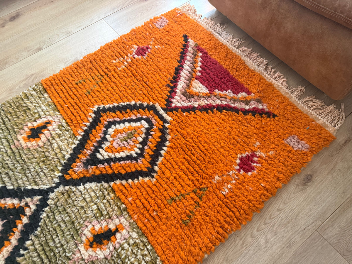 Vintage Marokkaans Berbertapijt in Oranje en Olijfgroen – 210 × 101 cm