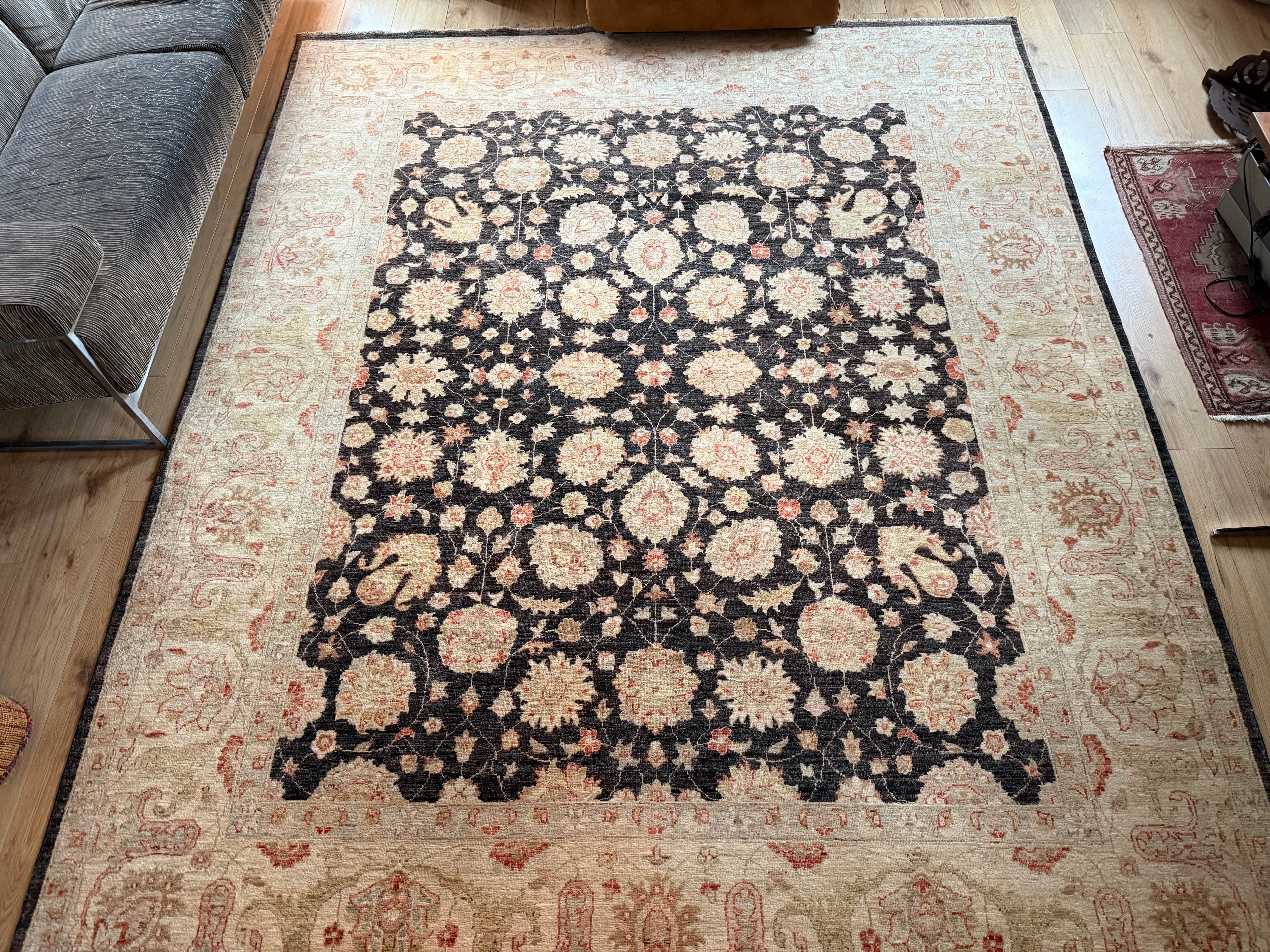 Handgeknoopt Ziegler tapijt, rustig, verfijnd en tijdloos. Ca. 308 × 249 cm