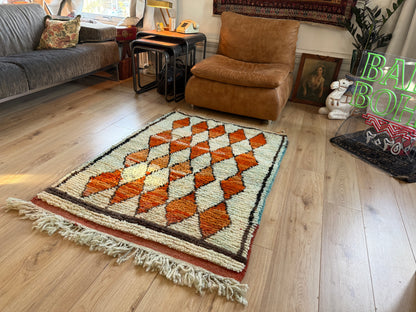 Vintage hoogpolig Marokkaans Berber kleed met warm oranje ruitmotief – 157 × 106 cm