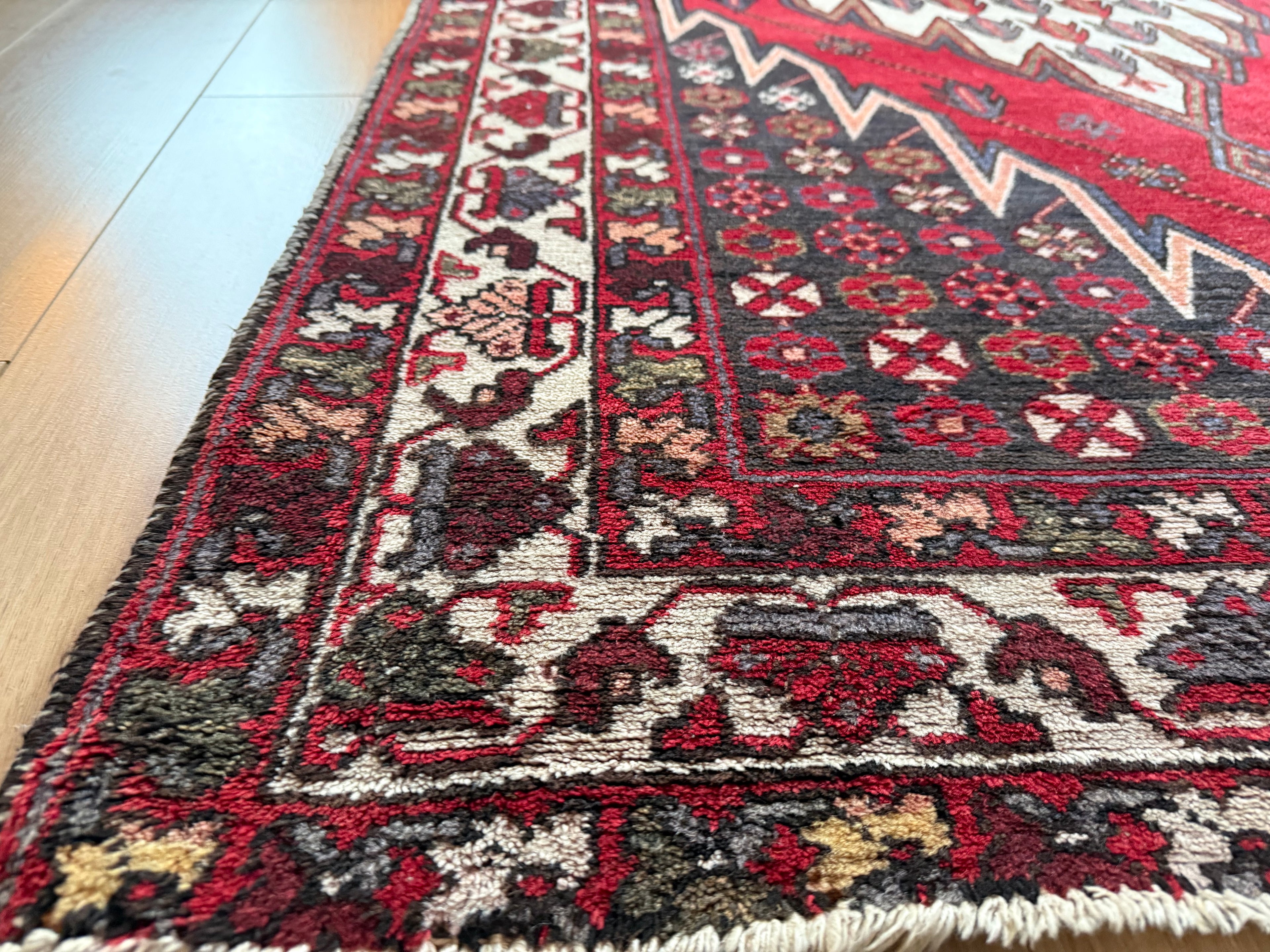 Vintage handgeknoopt tapijt met grafisch medaillon – 209 × 134 cm