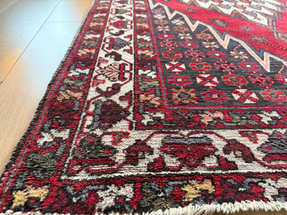 Vintage handgeknoopt tapijt met grafisch medaillon – 209 × 134 cm