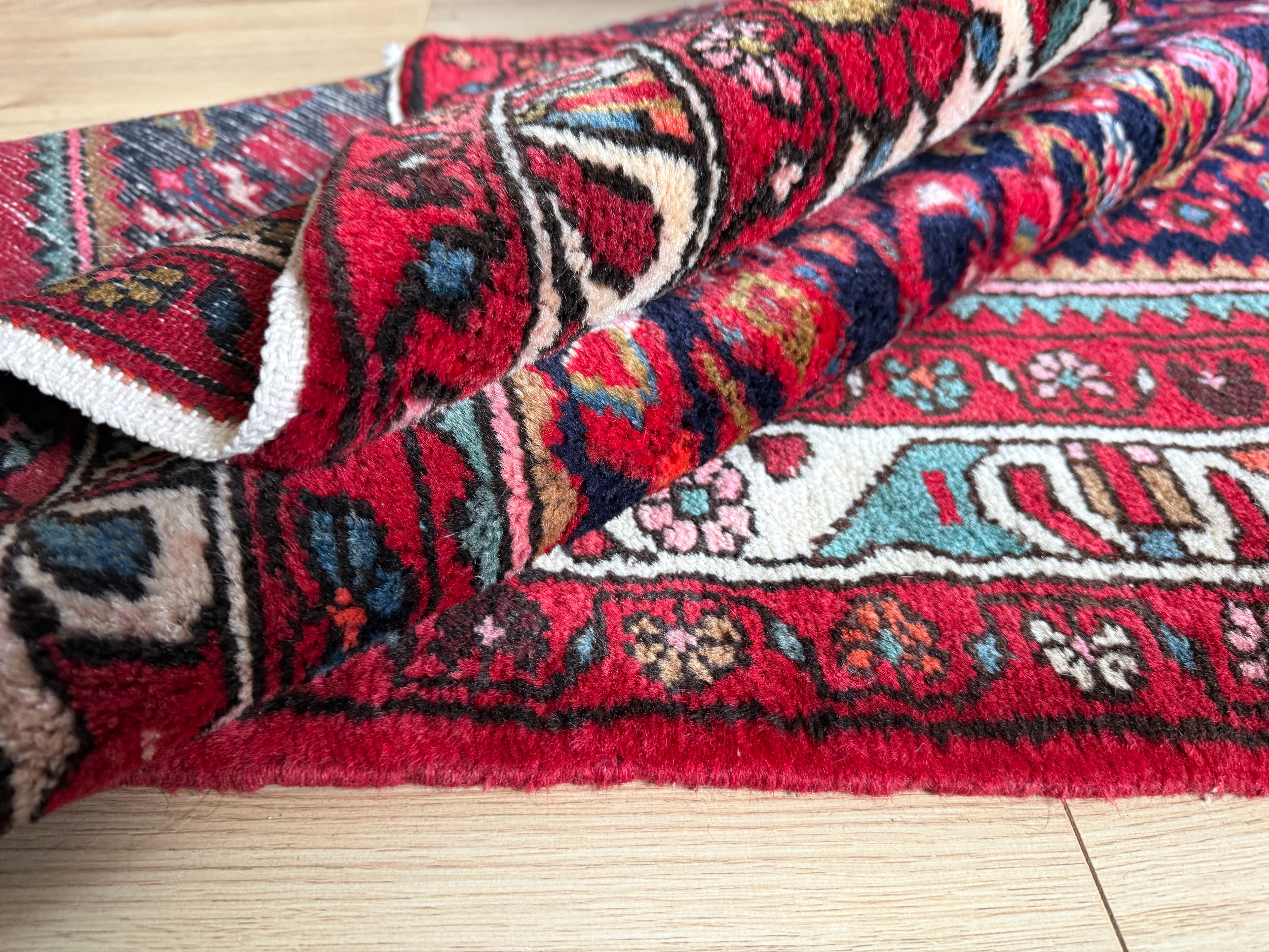 Vintage handgeknoopt wollen tapijt met medaillon – rood en donkerblauw – 217 × 130 cm