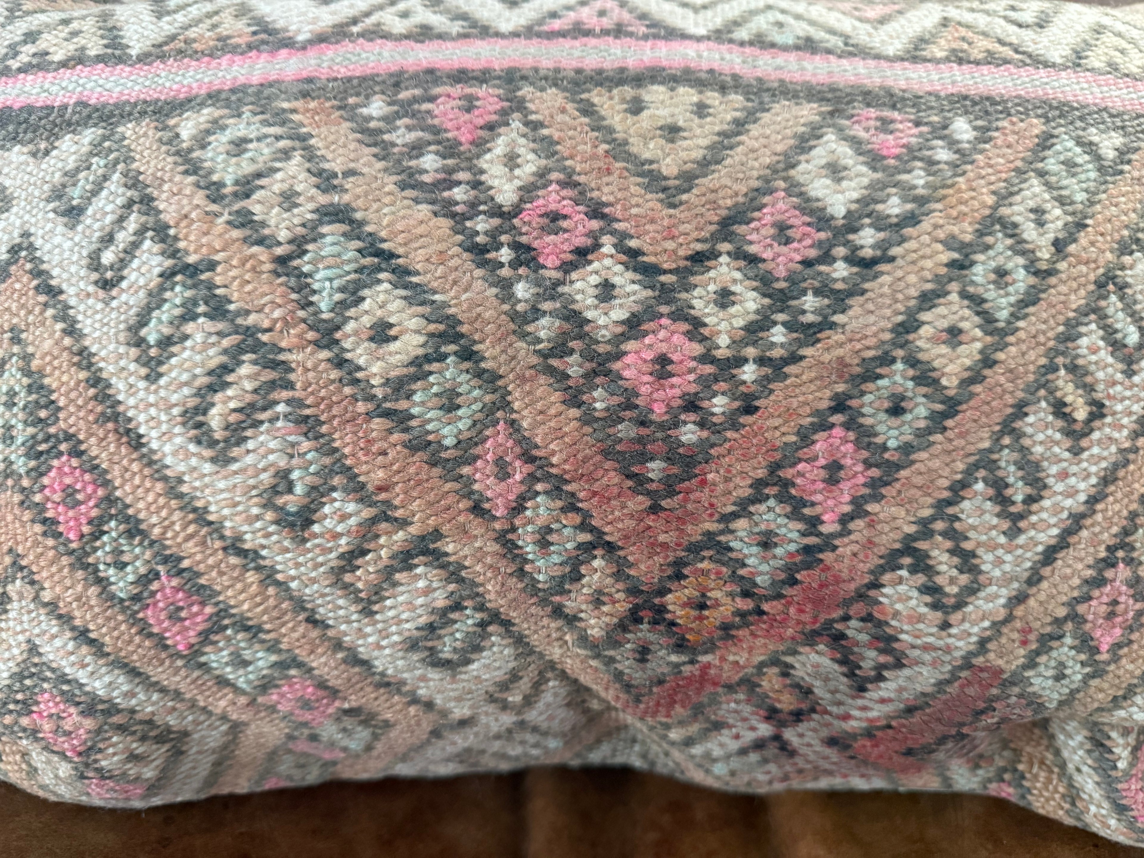 Handgemaakt kussen van een vintage Marokkaans tapijt – ca. 60 × 40 cm
