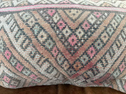 Handgemaakt kussen van een vintage Marokkaans tapijt – ca. 60 × 40 cm