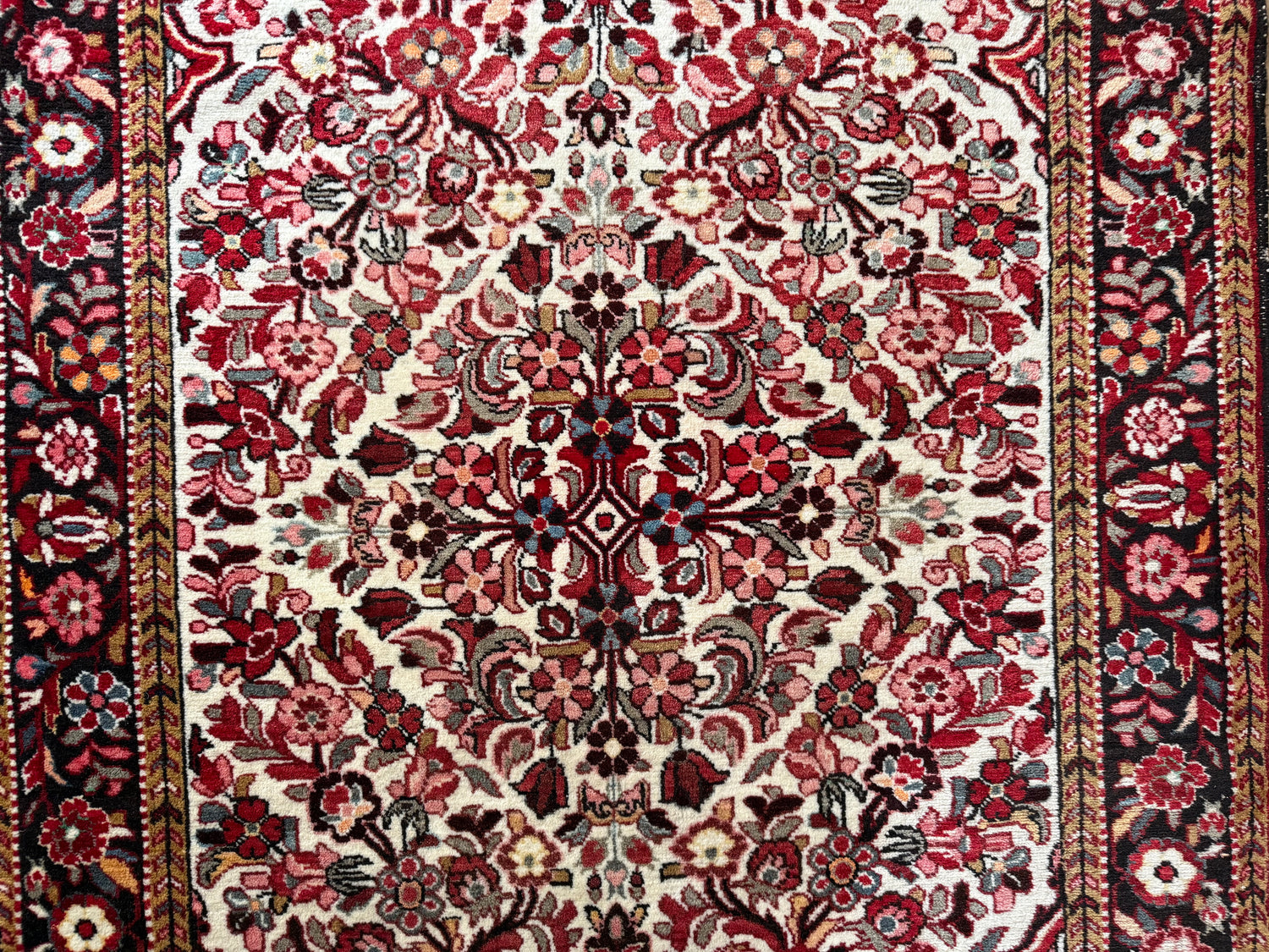 Tapete clássico nó à mão com campo e medalhão em tons terrosos suaves 230 x 149 cm