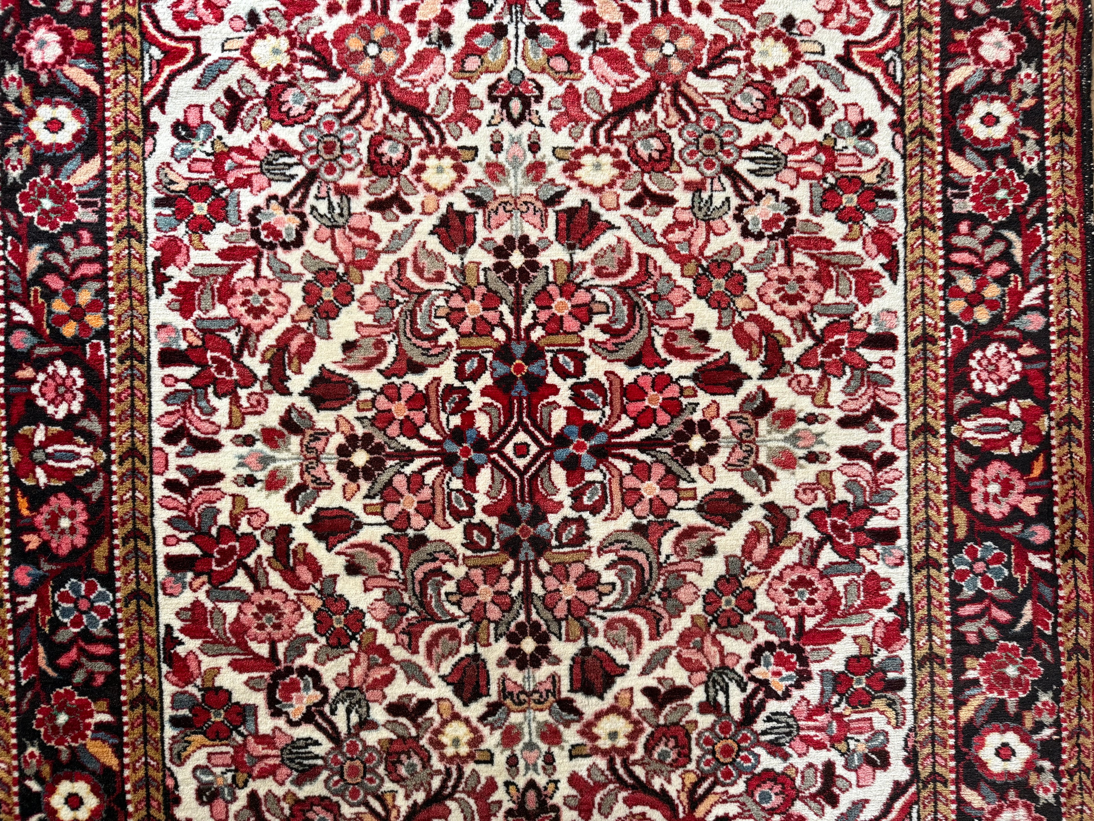 Tapete clássico nó à mão com campo e medalhão em tons terrosos suaves 230 x 149 cm