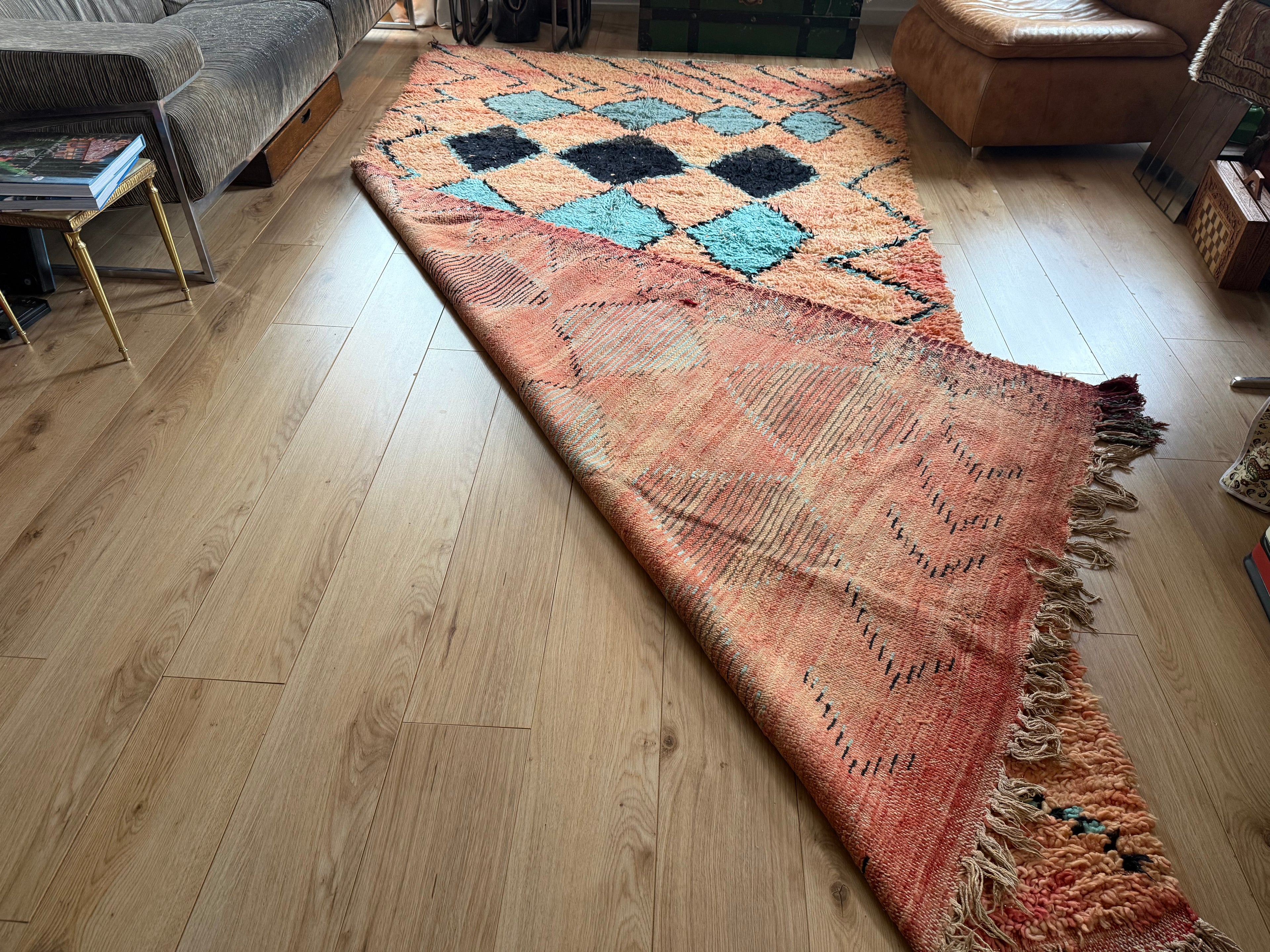 Tapete marroquino vintage Boucherouite – 355 × 178 cm – design gráfico de losangos em salmão, turquesa e preto