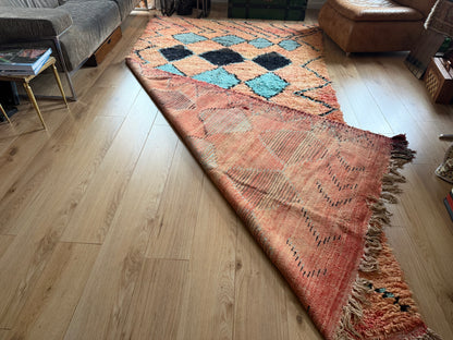 Tapete marroquino vintage Boucherouite – 355 × 178 cm – design gráfico de losangos em salmão, turquesa e preto