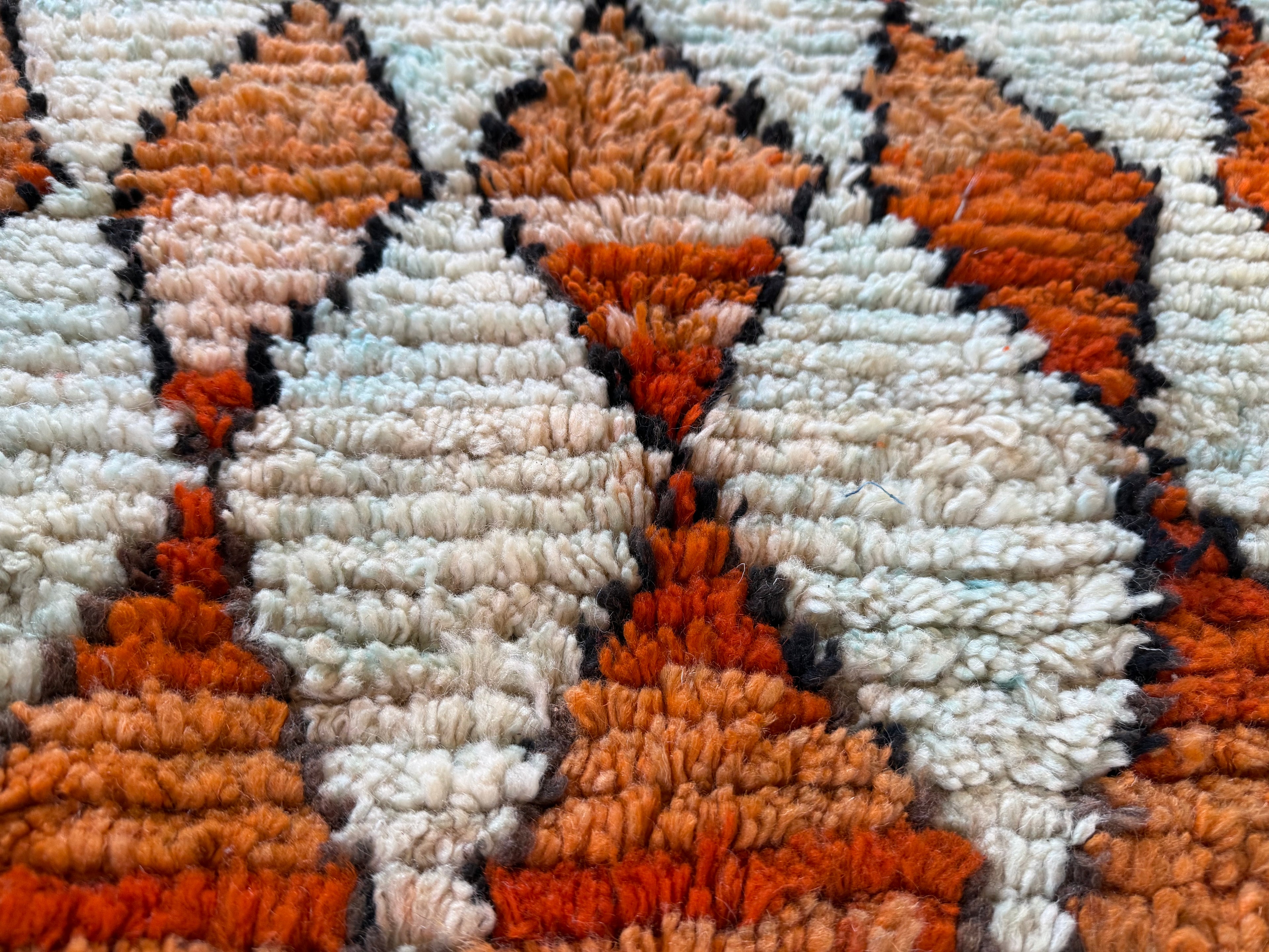 Vintage hoogpolig Marokkaans Berber kleed met warm oranje ruitmotief – 157 × 106 cm