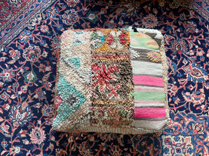 Poef van gebruikt vintage Marokkaans tapijt – handgemaakt – ca. 60 × 60 × 25 cm
