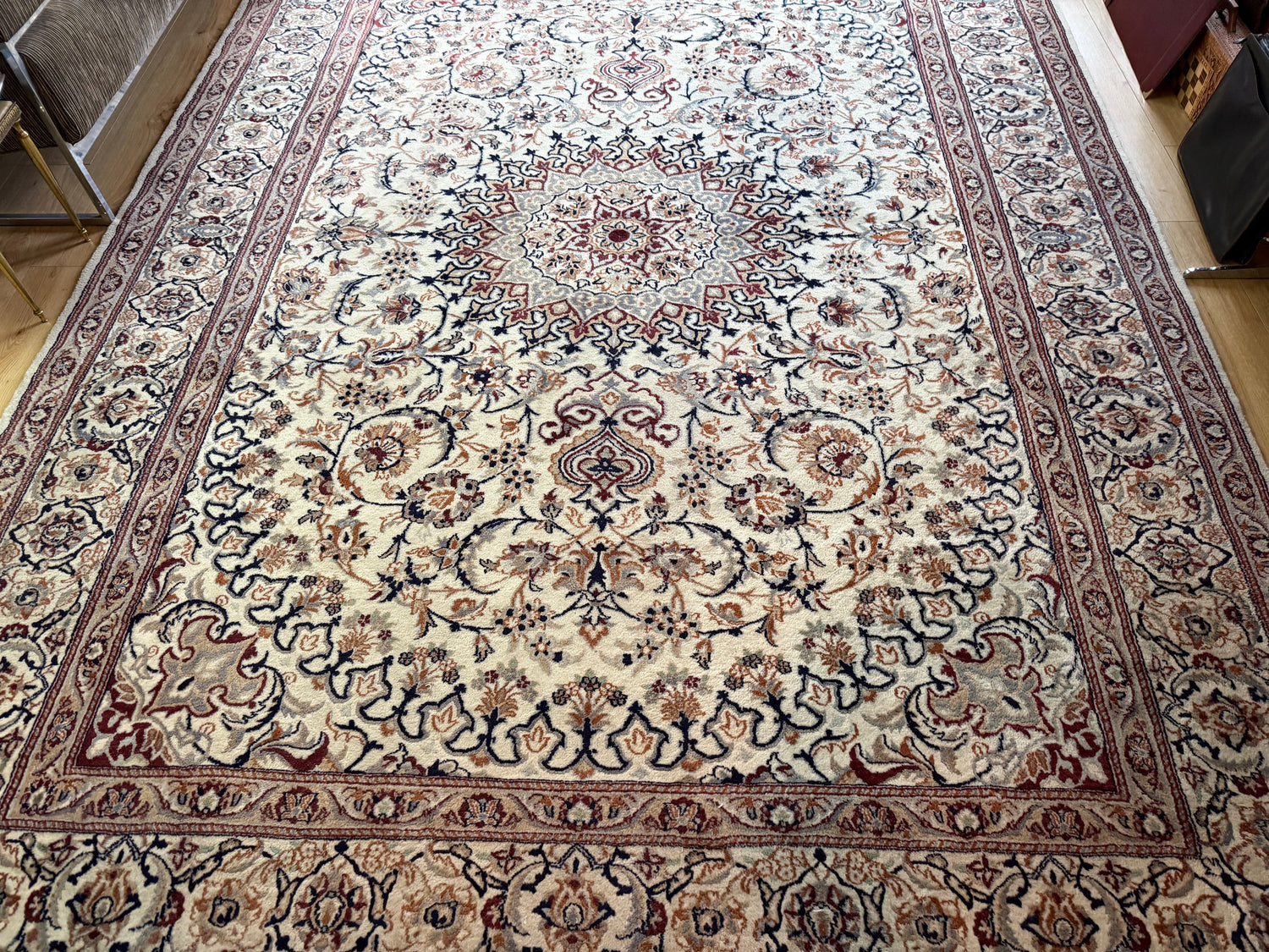 Tapete clássico nó à mão estilo Nain com medalhão – marfim &amp; azul noite – 335 × 247 cm