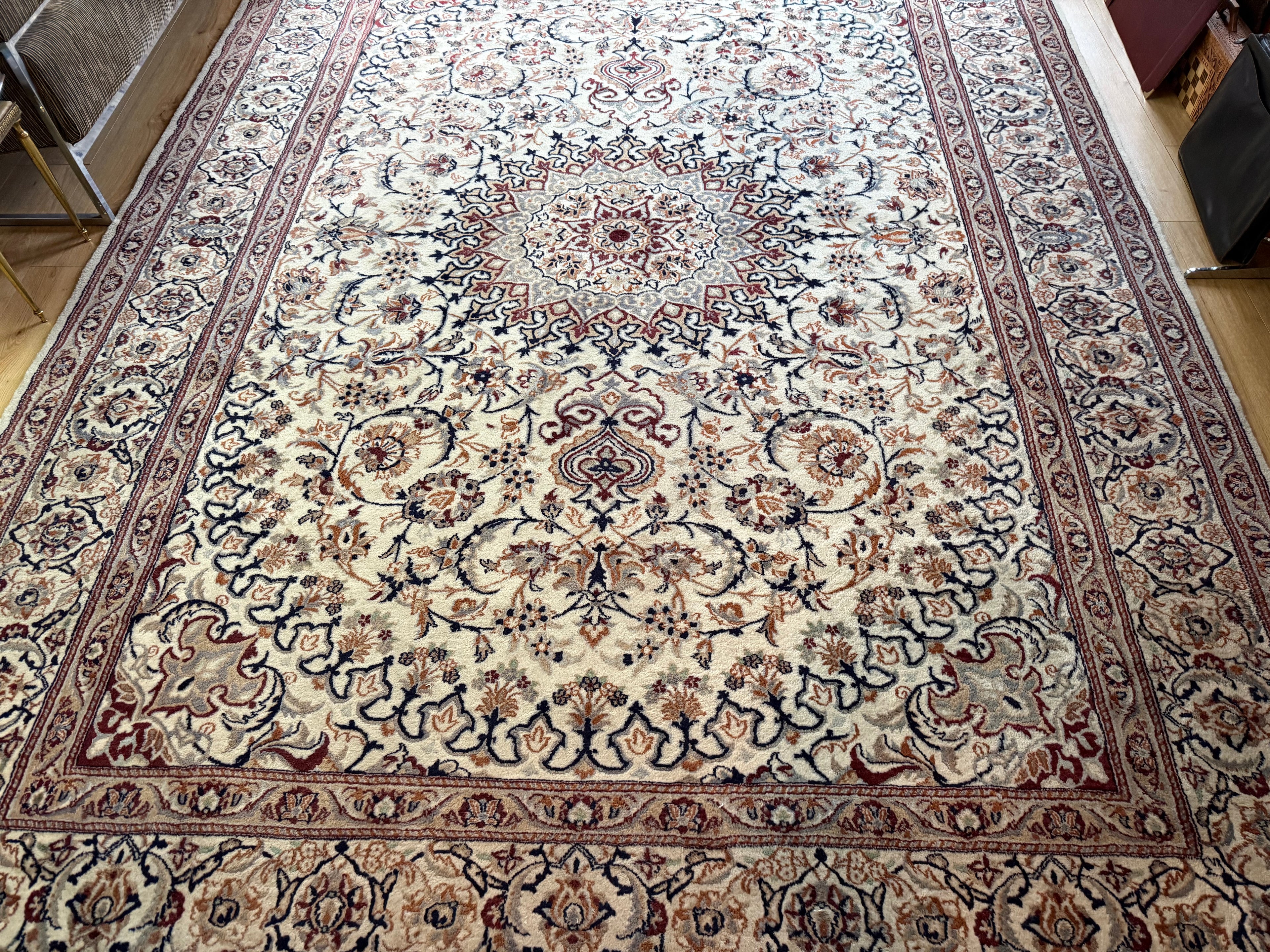 Tapete clássico nó à mão estilo Nain com medalhão – marfim &amp; azul noite – 335 × 247 cm