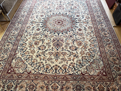 Tapete clássico nó à mão estilo Nain com medalhão – marfim &amp; azul noite – 335 × 247 cm