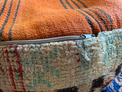 Poef van gebruikt vintage Marokkaans tapijt – handgemaakt – ca. 60 × 60 × 20 cm