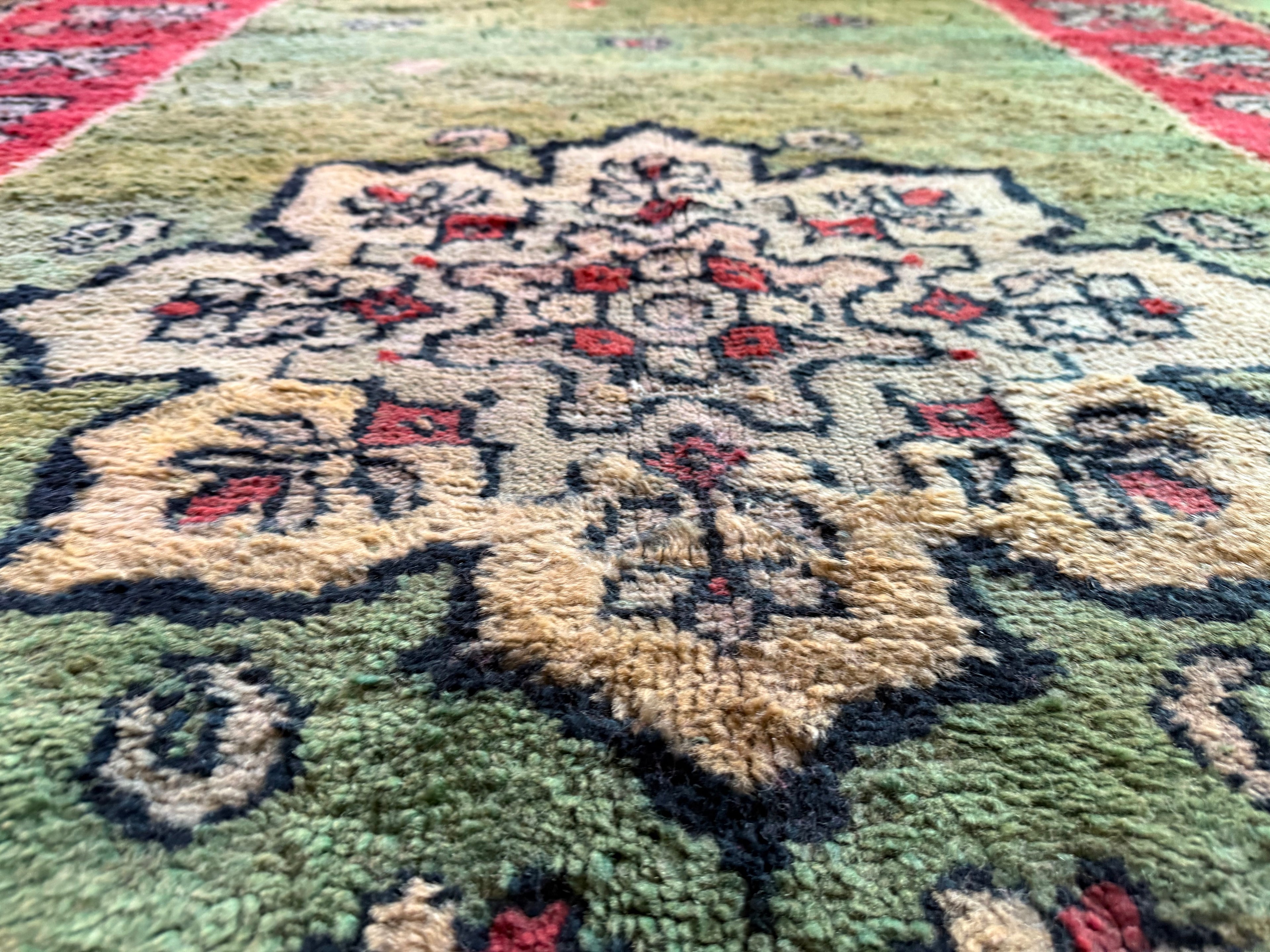 Vintage Marokkaans tapijt met zeldzaam groen veld – handgeknoopt wol (362 × 172 cm)