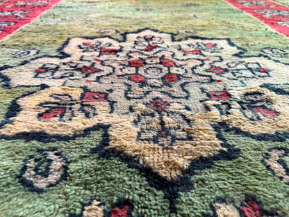 Vintage Marokkaans tapijt met zeldzaam groen veld – handgeknoopt wol (362 × 172 cm)