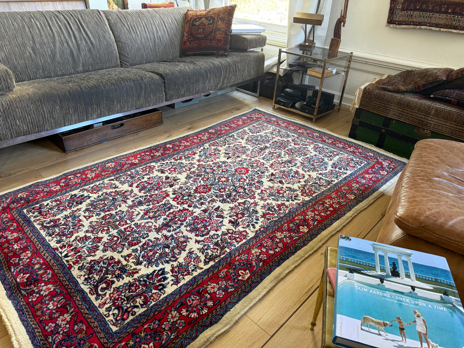 Vintage handgeknoopt klassiek tapijt met ivoor veld en florale patronen – 218 × 131 cm