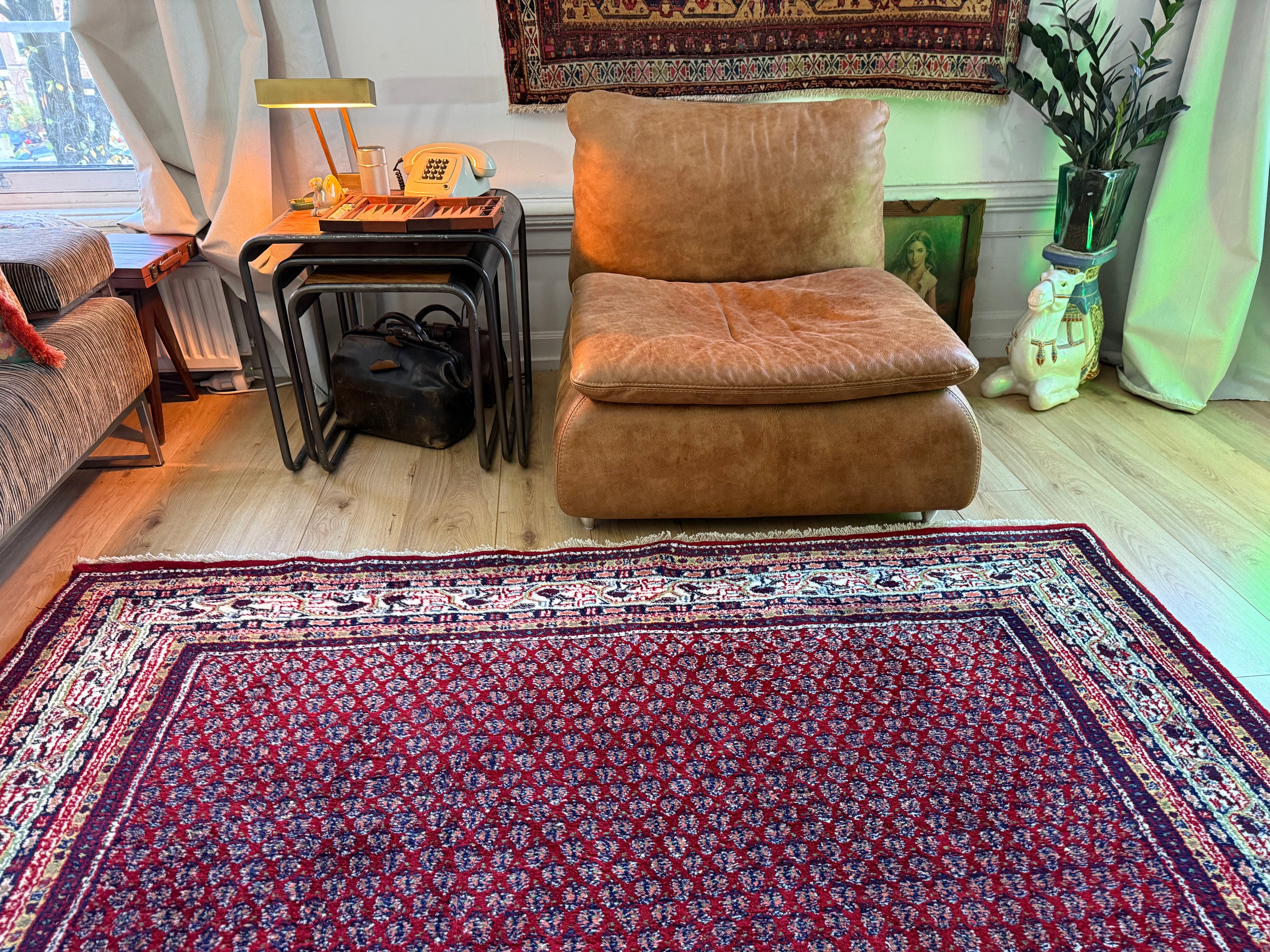 Dieprood handgeknoopt tapijt met boteh-motief – ca. 296 × 197 cm