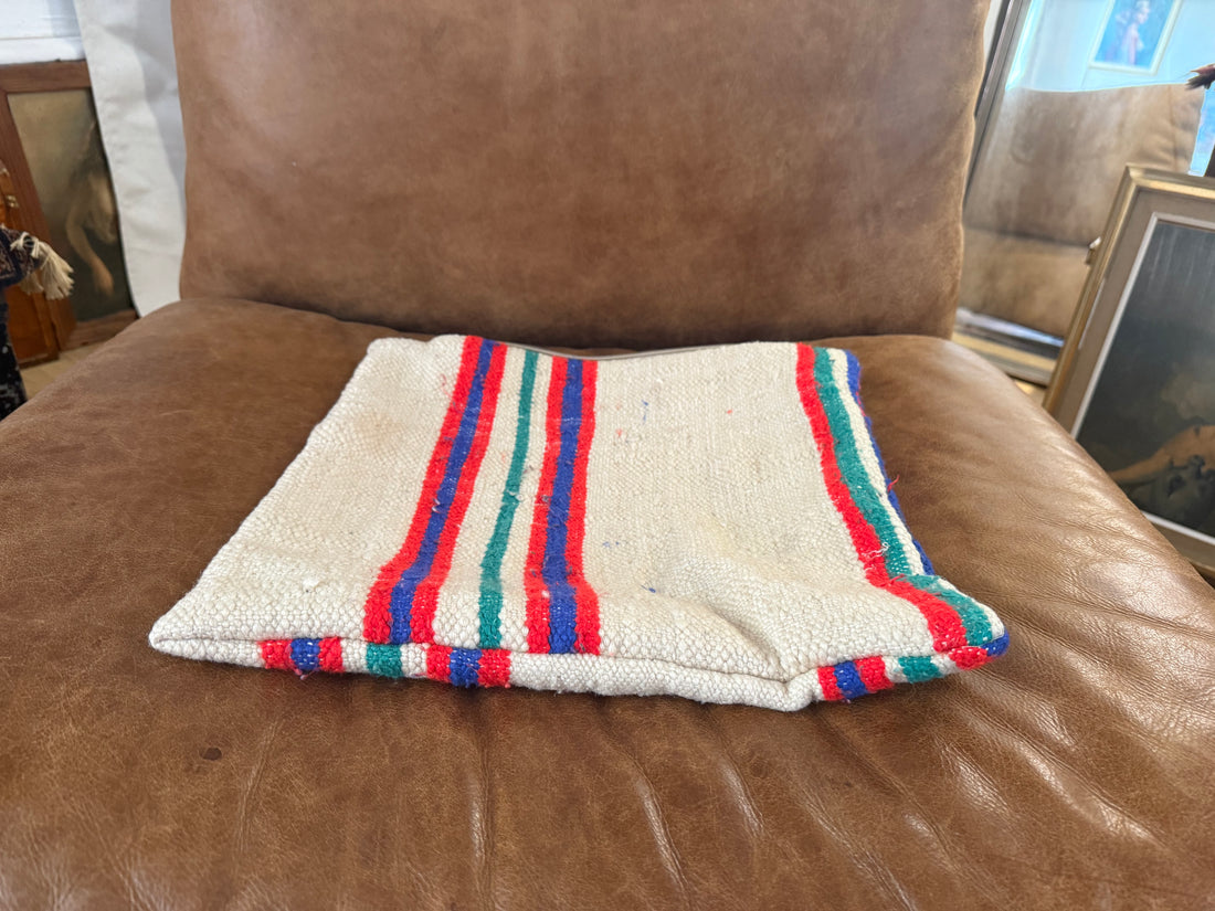 Handgemaakt kussen van een vintage Marokkaans tapijt – ca. 30 × 20 cm