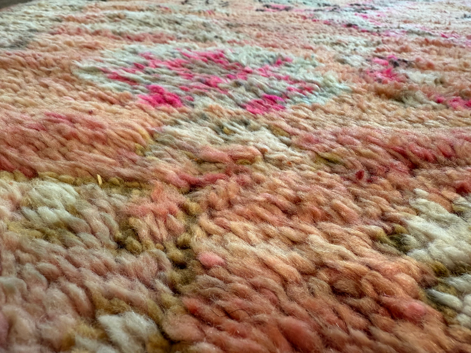 Vintage handgeknoopt tapijt – warm pastel &amp; roze – ca. 303 × 182 cm